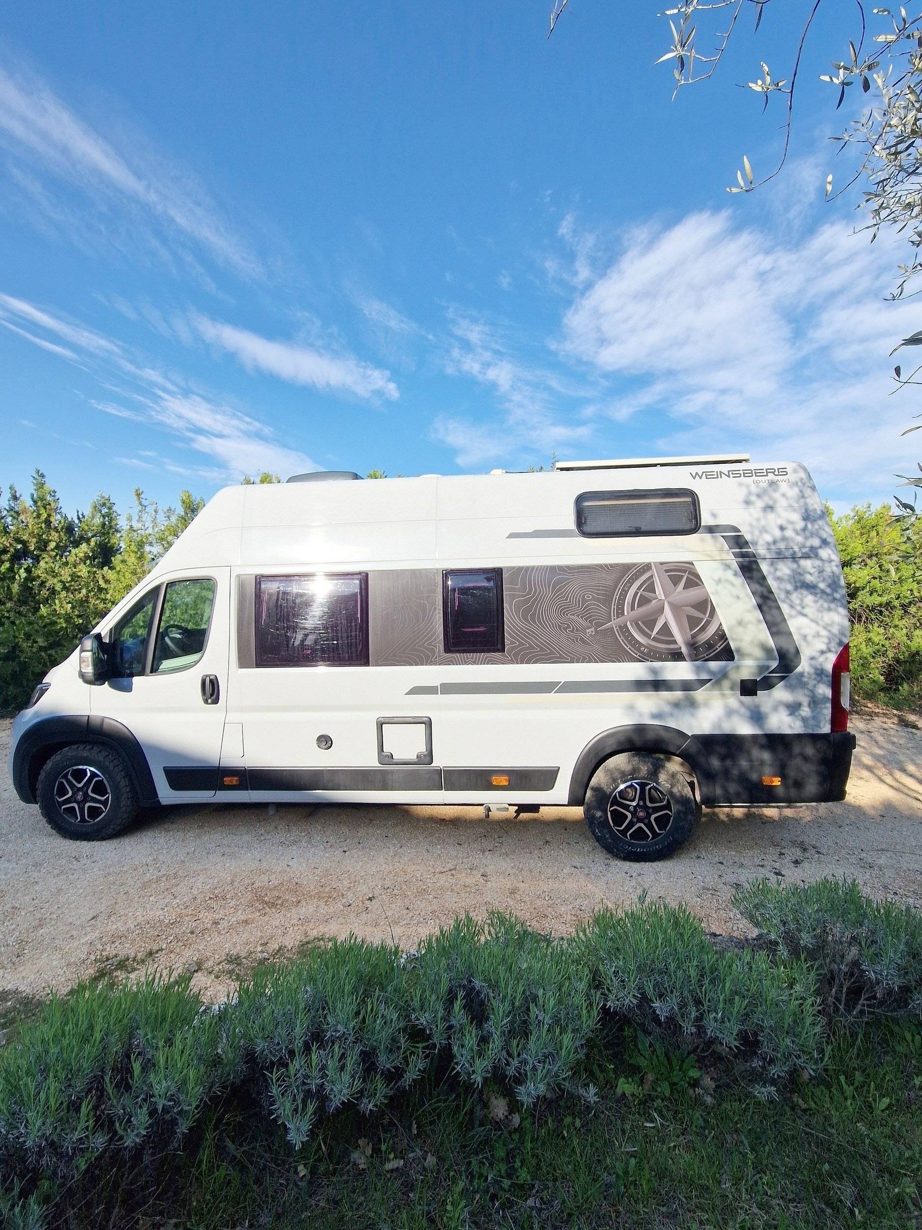 Vue avant de 3/4 Fiat Power 180cv - Yescapa