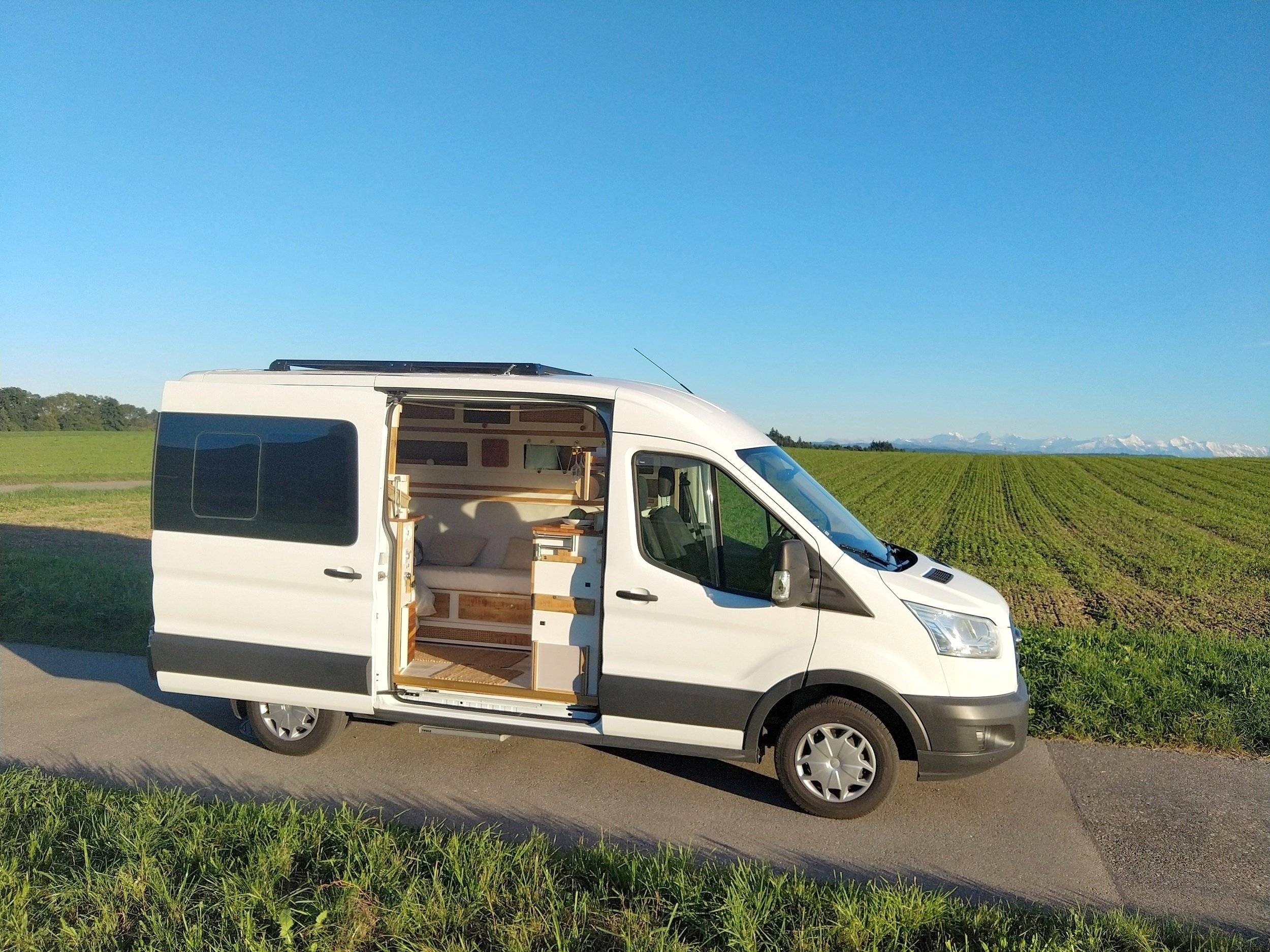 schräge Vorderansicht Ford Transit 290 L2 - Yescapa