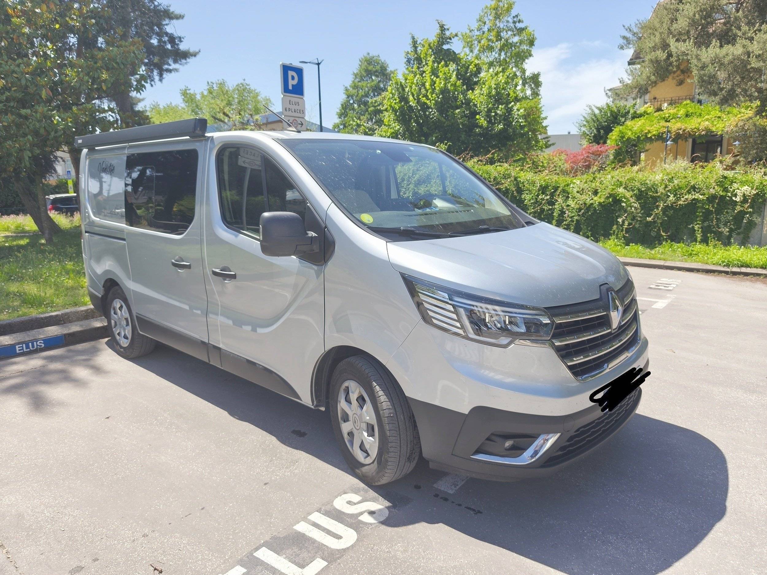 Vista del vehicle angle davanter Renault Trafic 150cv Boite auto - Yescapa