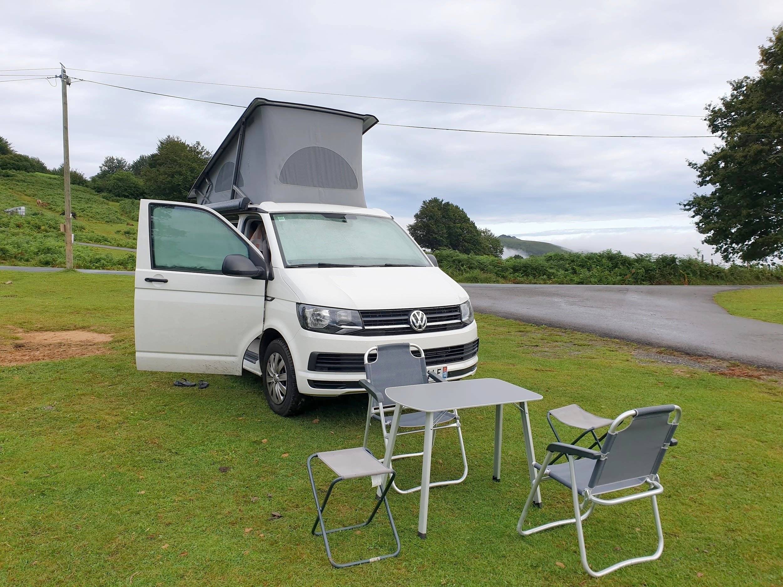 Vista frontale a ¾ Volkswagen T5 2 l 140 ch - Yescapa
