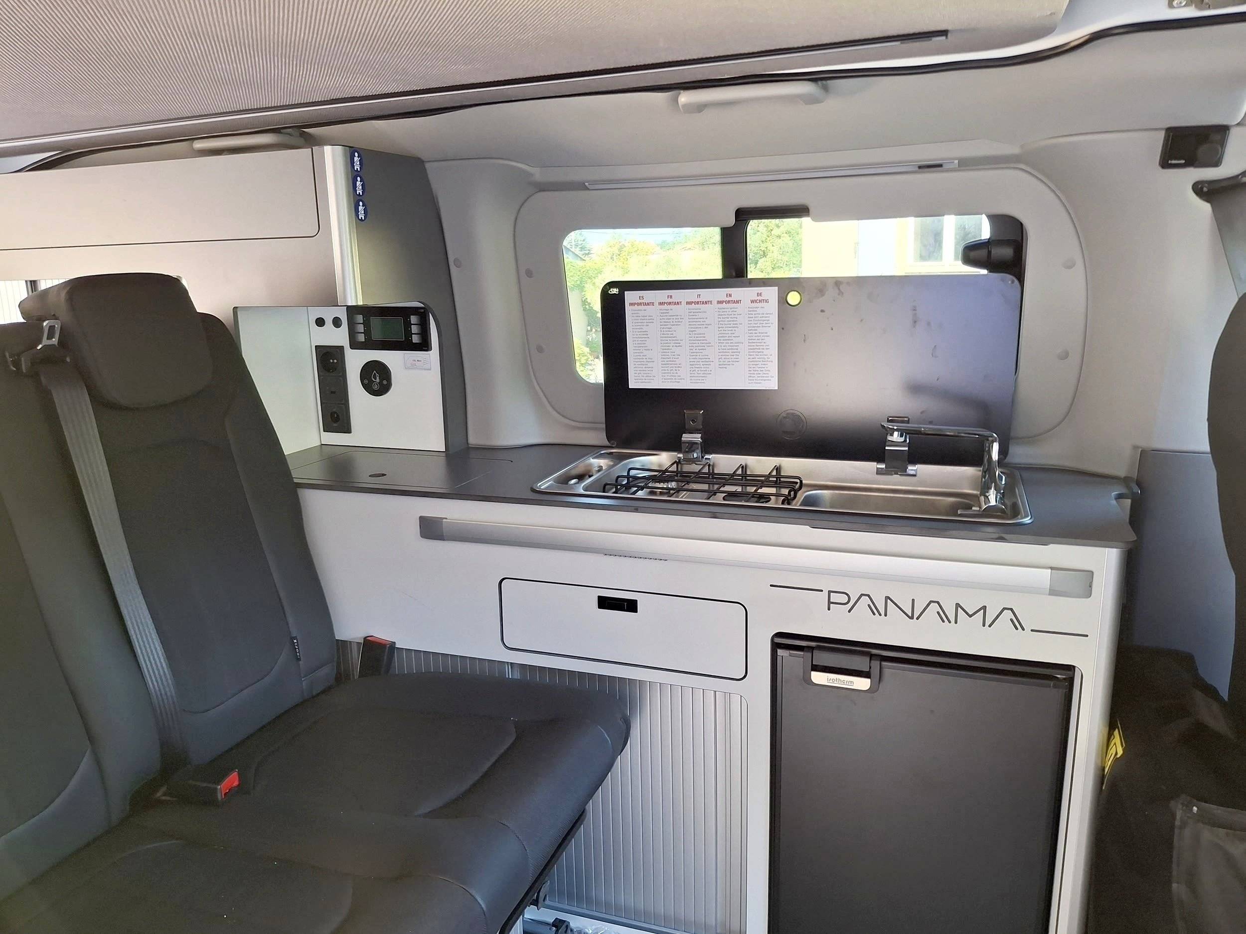 Área de jantar Ford Custom 2,0 l 136 cv - Yescapa