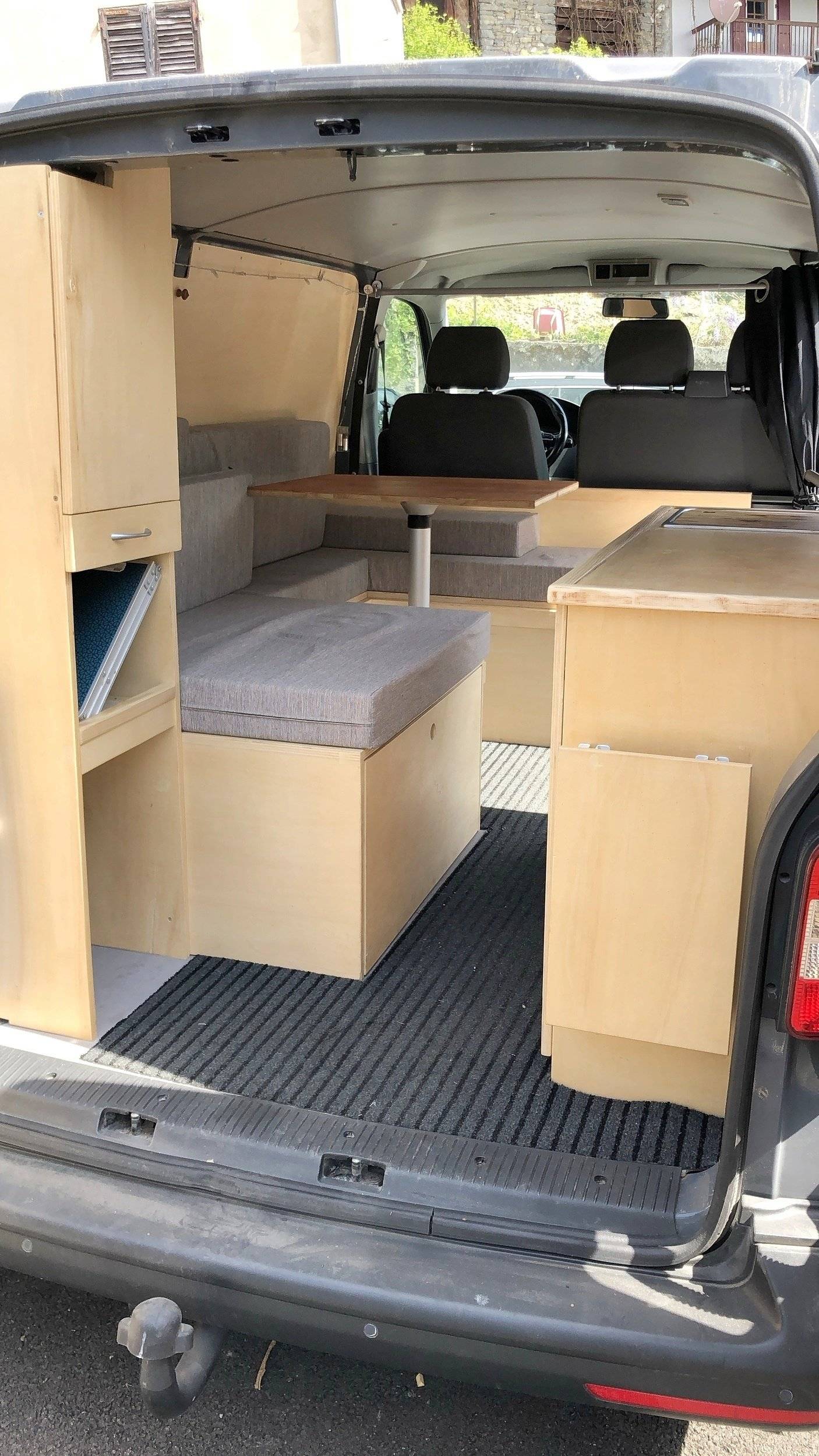 Dining Area Volkswagen T5 2,5 l 102 ch - Yescapa