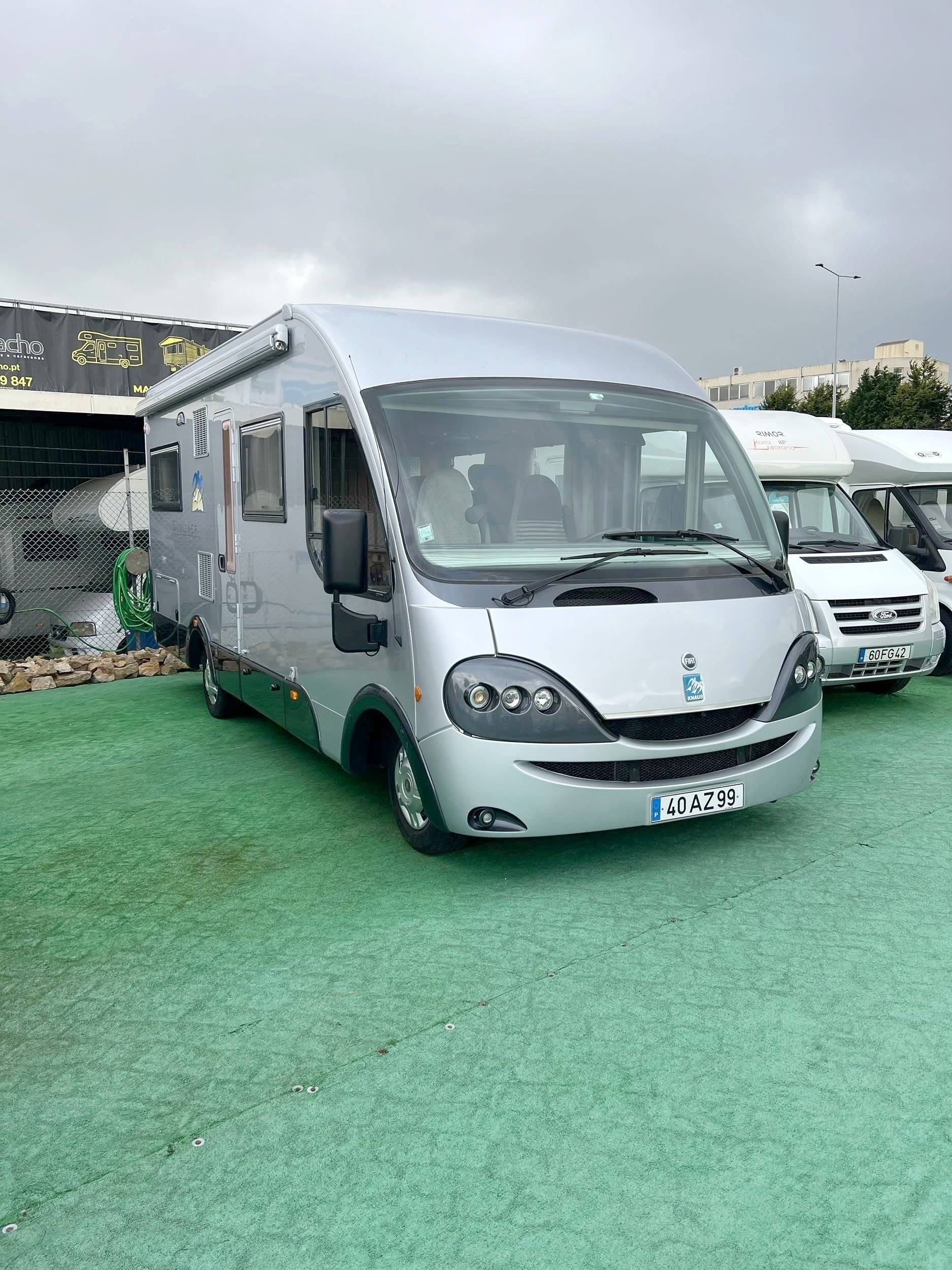 schräge Vorderansicht Fiat Ducato 244 2,8L JTD - Yescapa