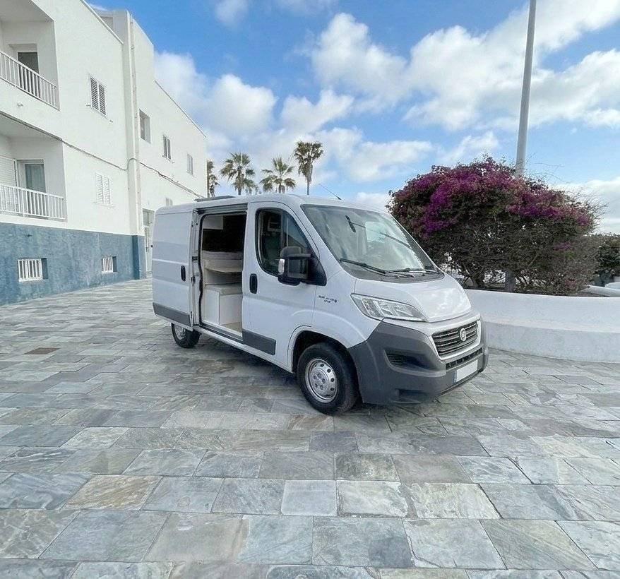 schräge Vorderansicht Fiat - Yescapa