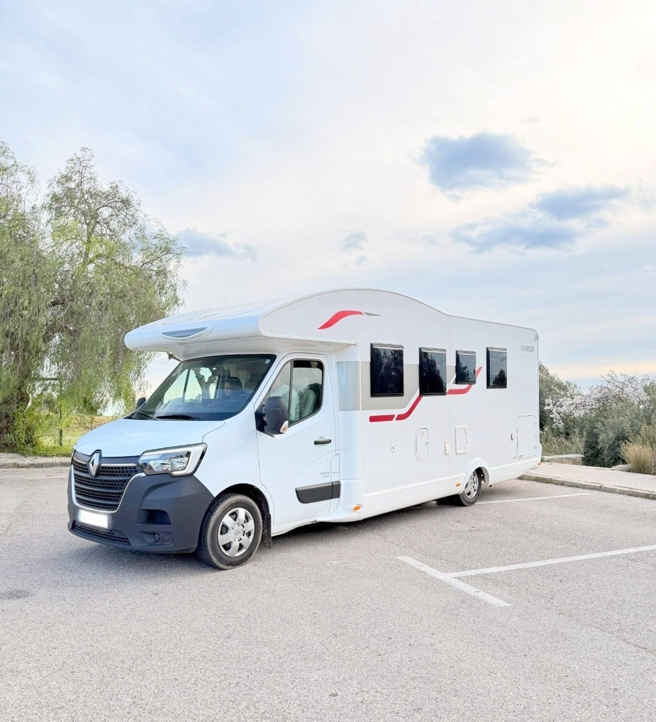 schräge Vorderansicht Renault Master 2,3 l 145 ch - Yescapa