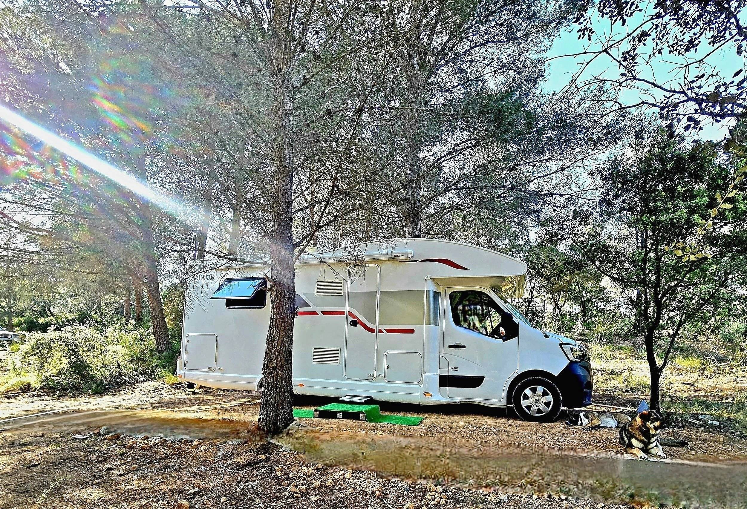 schräge Vorderansicht Renault Master 2,3 l 145 ch - Yescapa