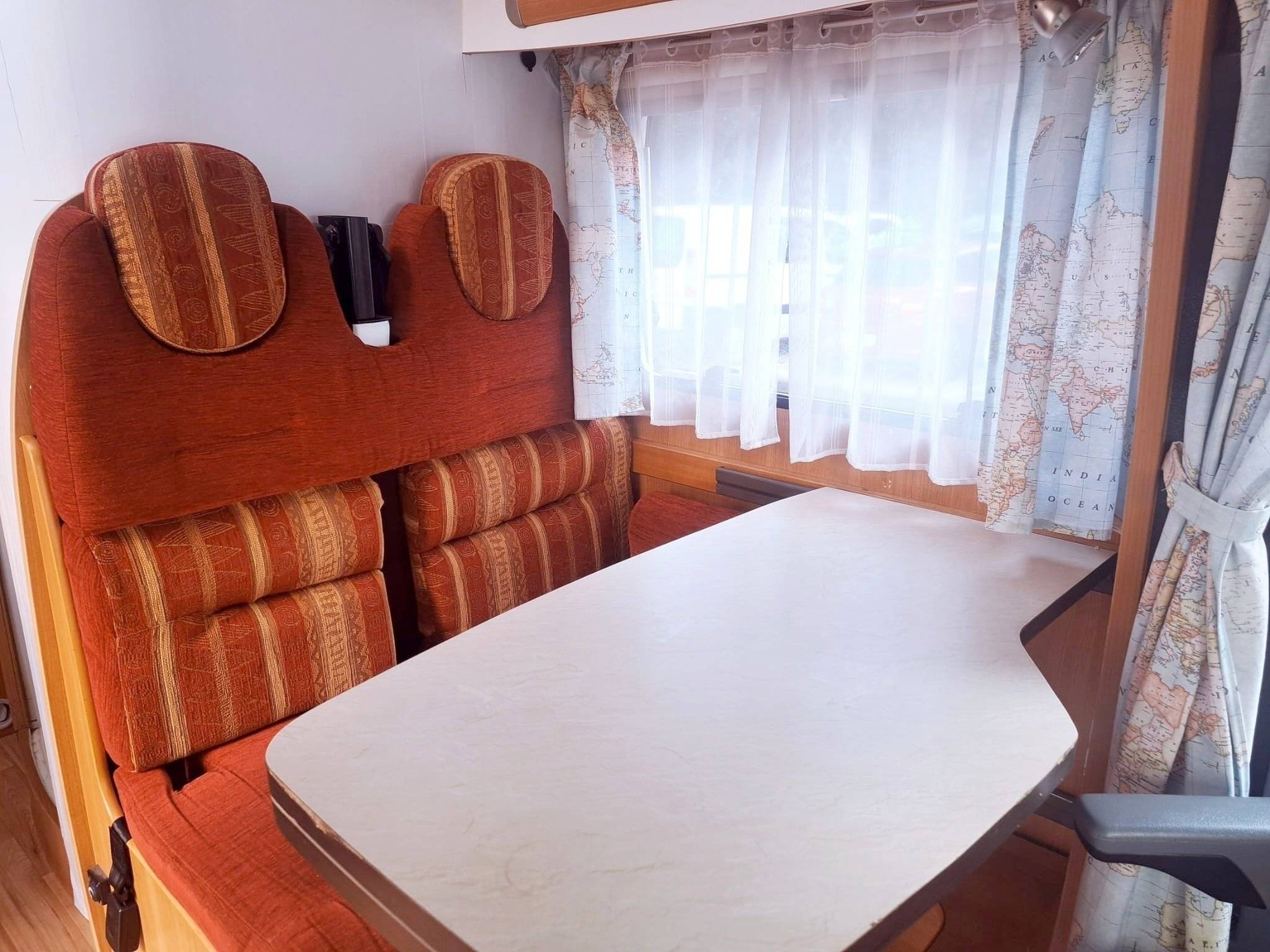 Área de jantar Ford Challenger Genesis - Yescapa