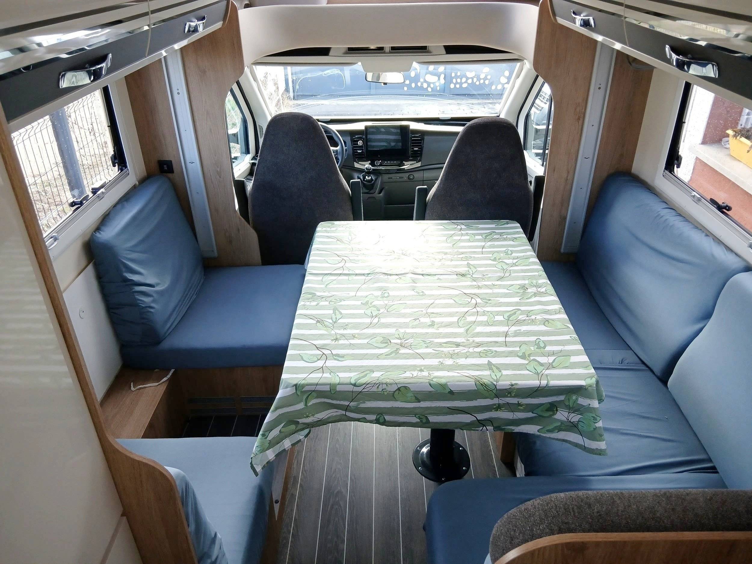 Dining Area Ford Ford 165 CV - Yescapa