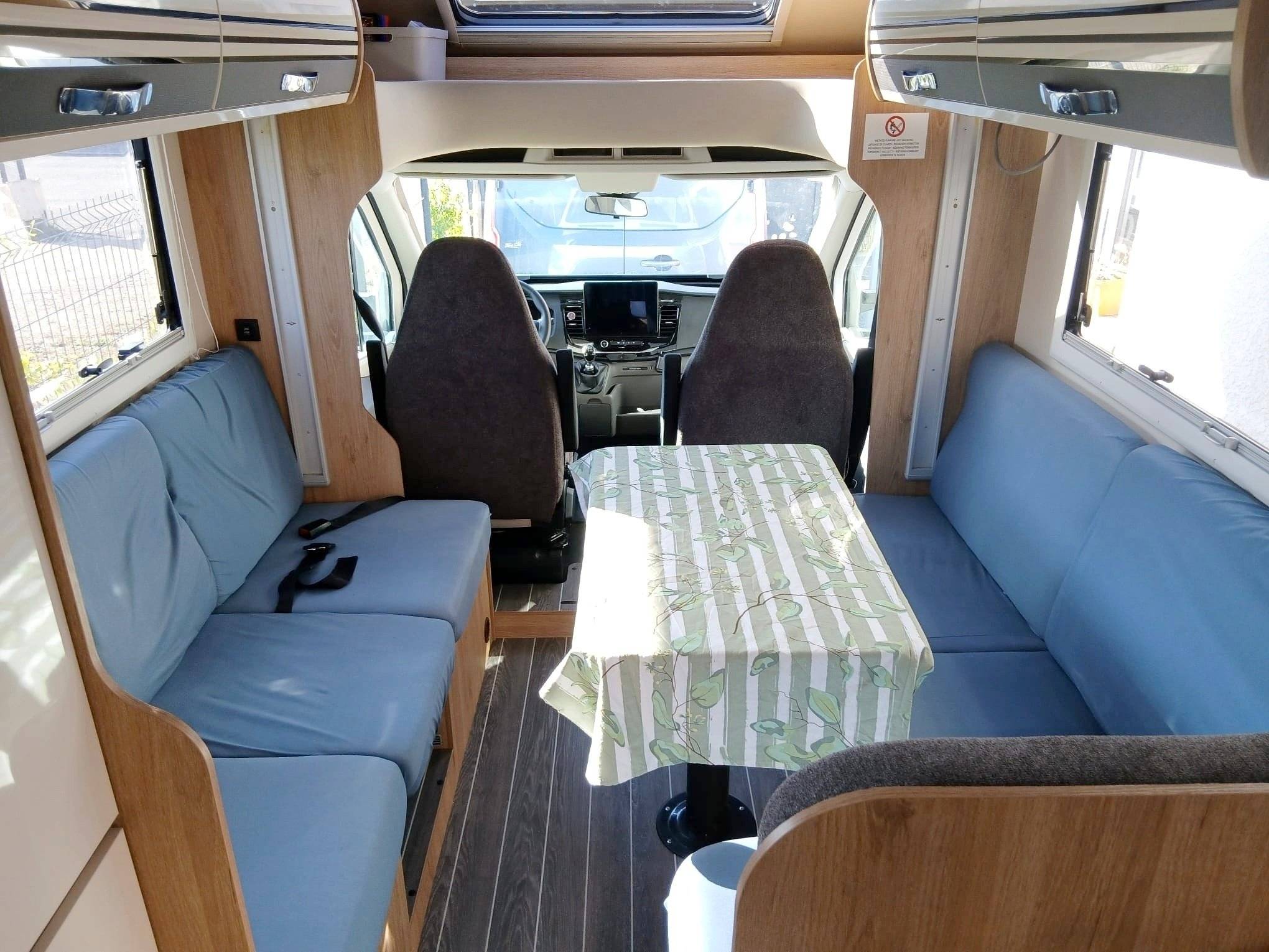 Dining Area Ford Ford 165 CV - Yescapa