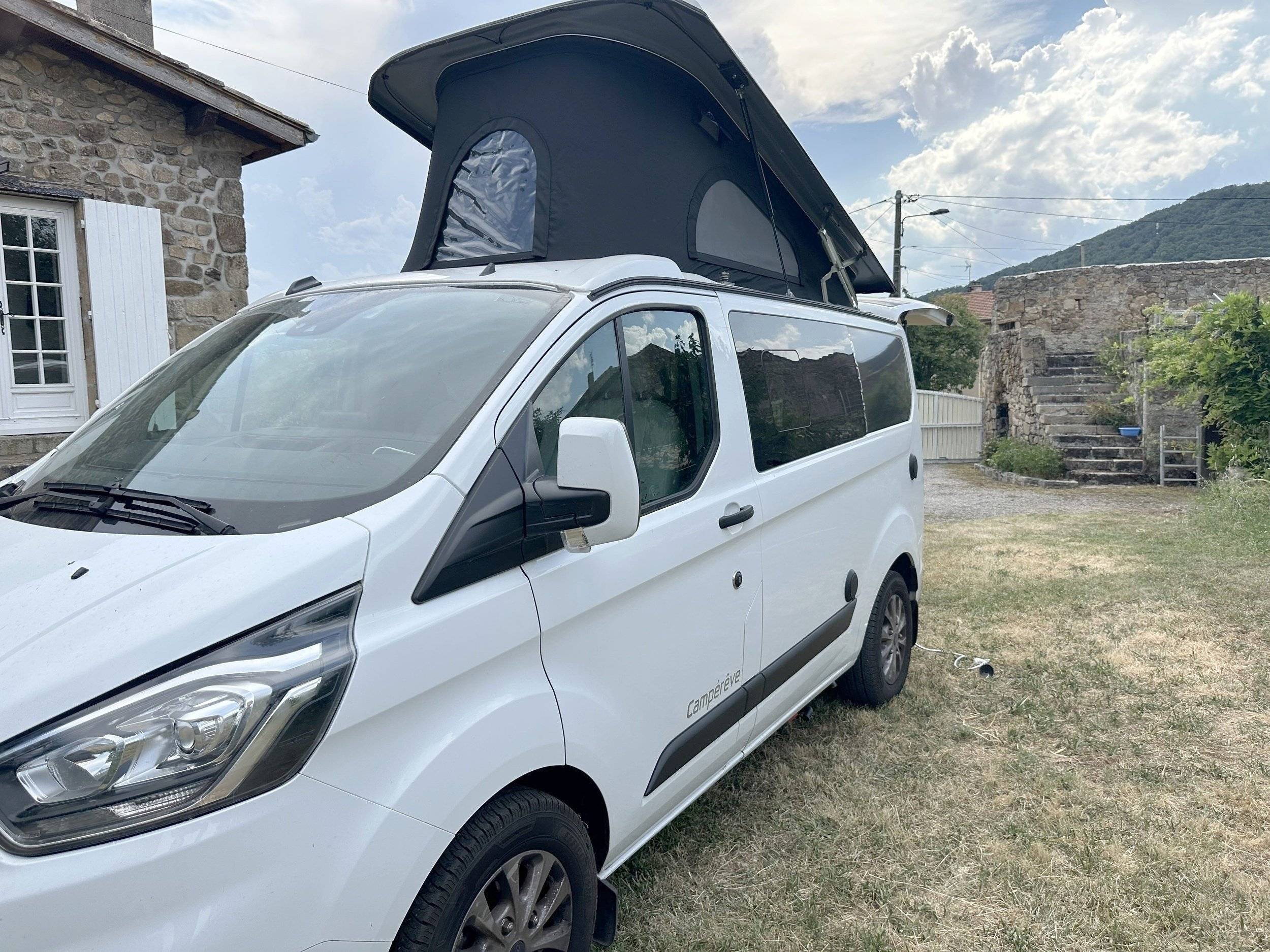 Front view from 3/4 Ford Transit 2,0 l 130 ch - Yescapa