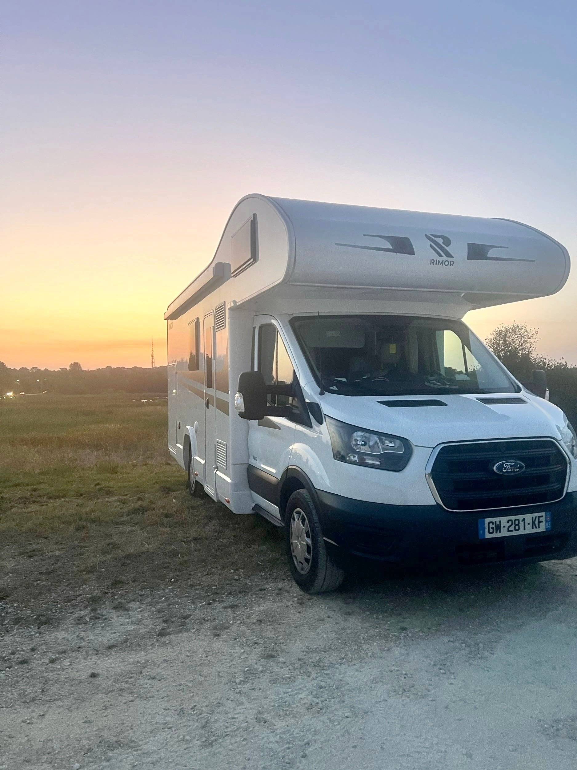 Front view from 3/4 Ford Transit 2,0 l 155 ch - Yescapa