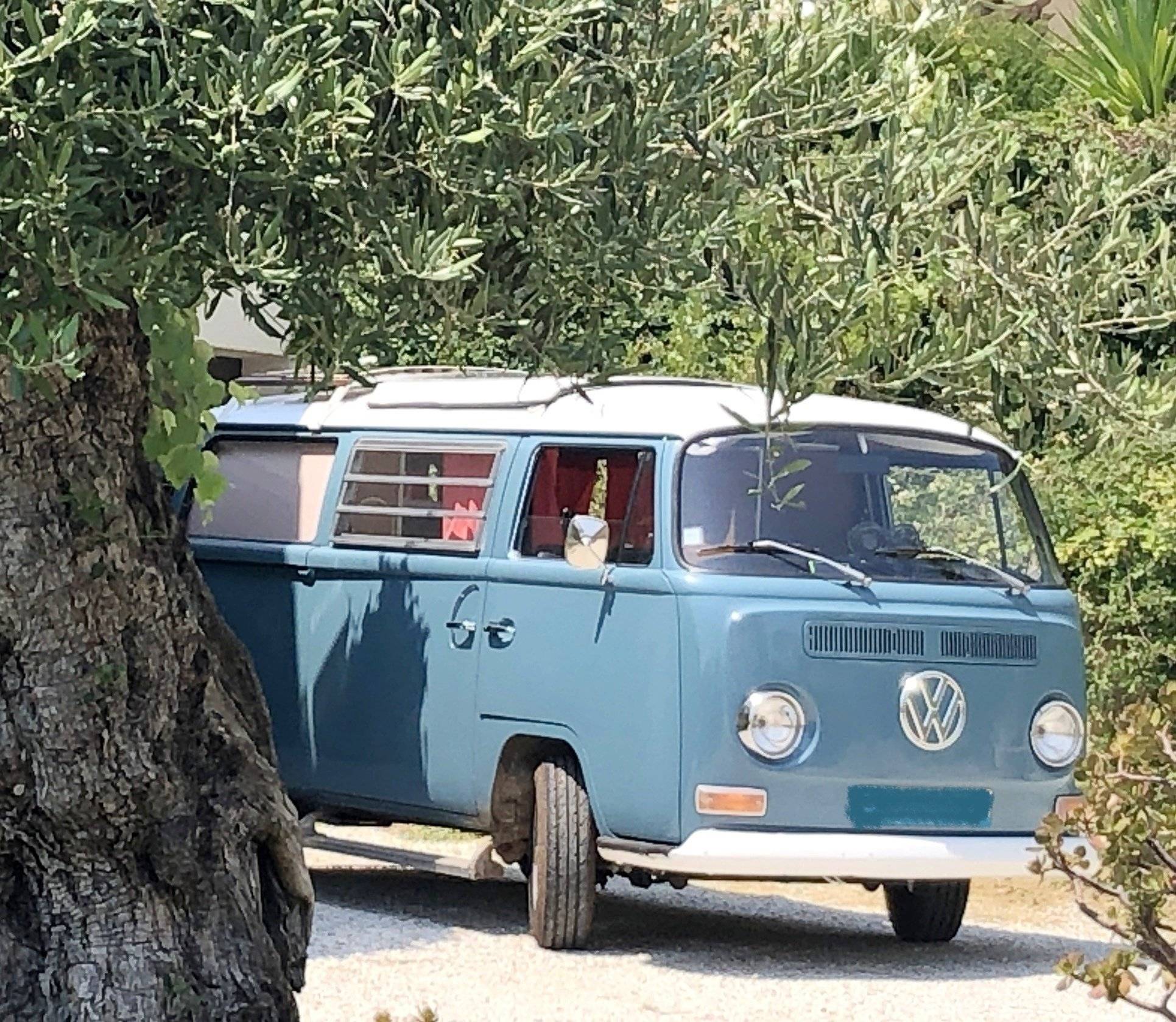 Front view from 3/4 Volkswagen T2a - Yescapa