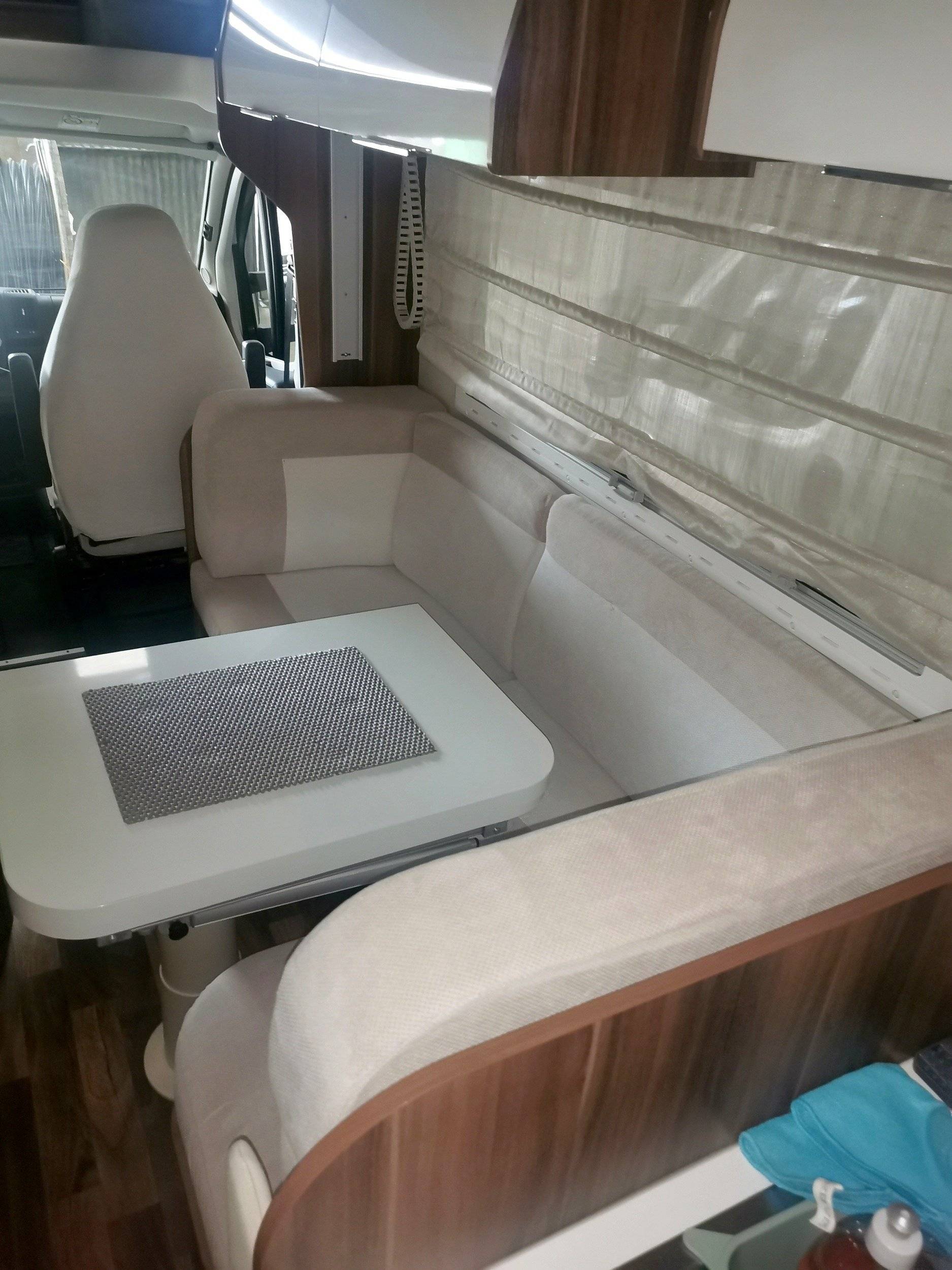 Área de jantar Fiat Ducato 2,3 l 150 ch - Yescapa