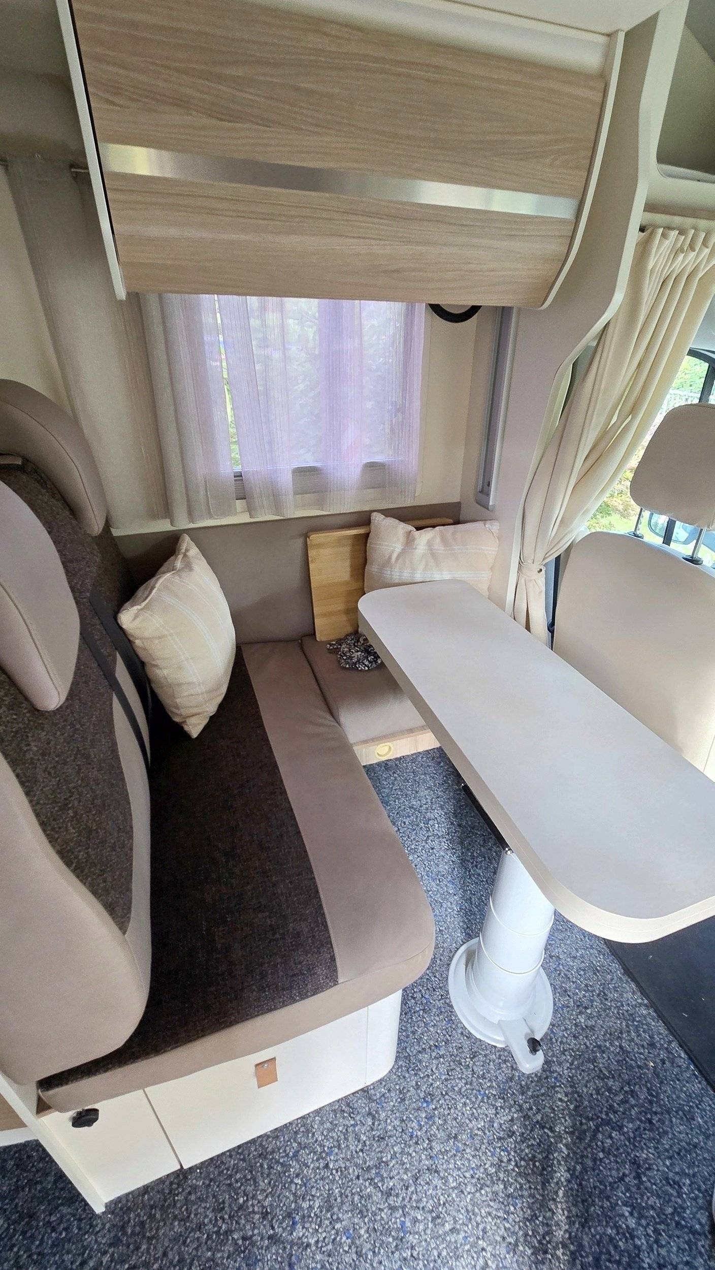 Dining Area Ford Ford Transit - Yescapa