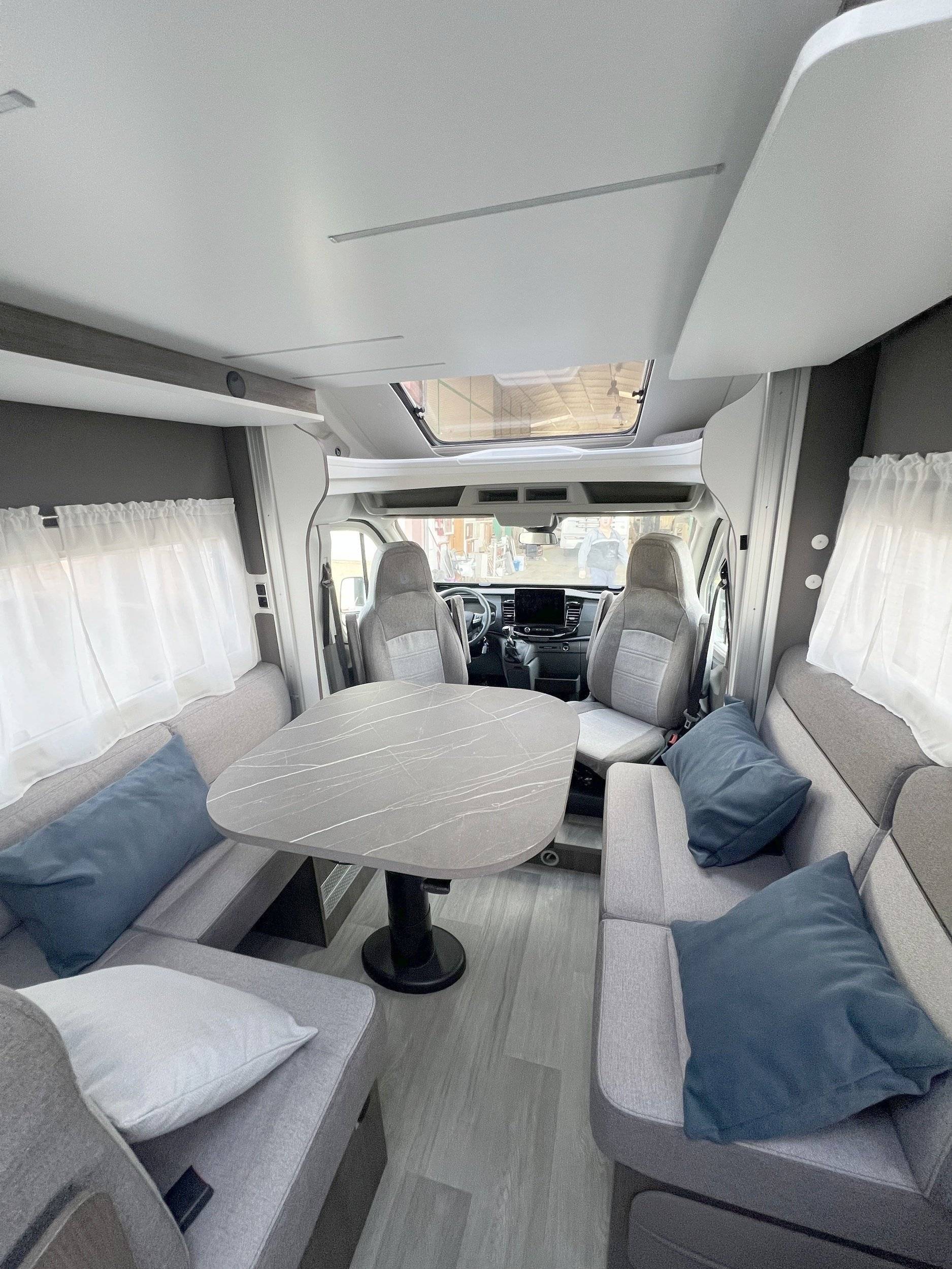 Dining Area Ford ford transit - Yescapa