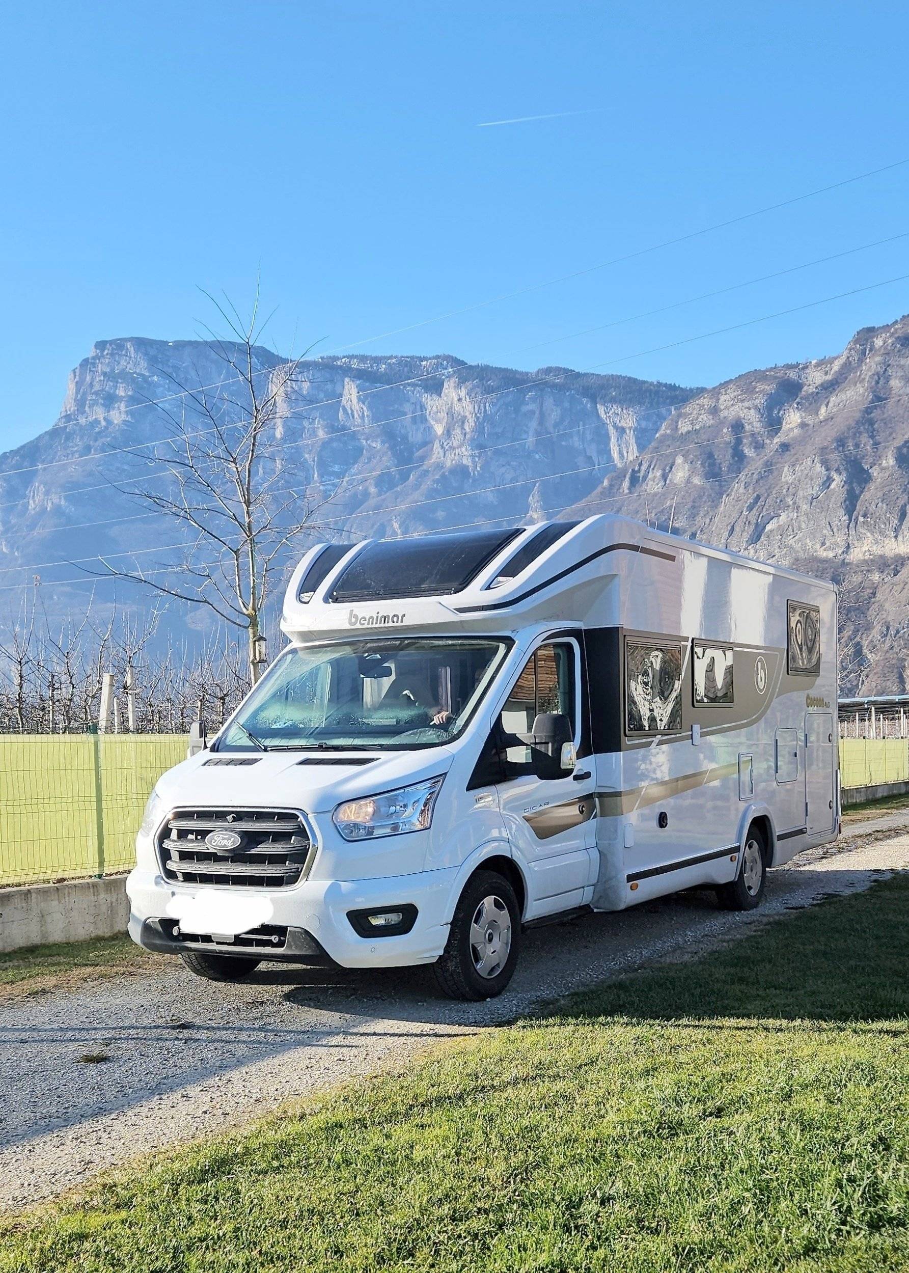 Front view from 3/4 Ford Transit 2,0 l 170 ch - Yescapa
