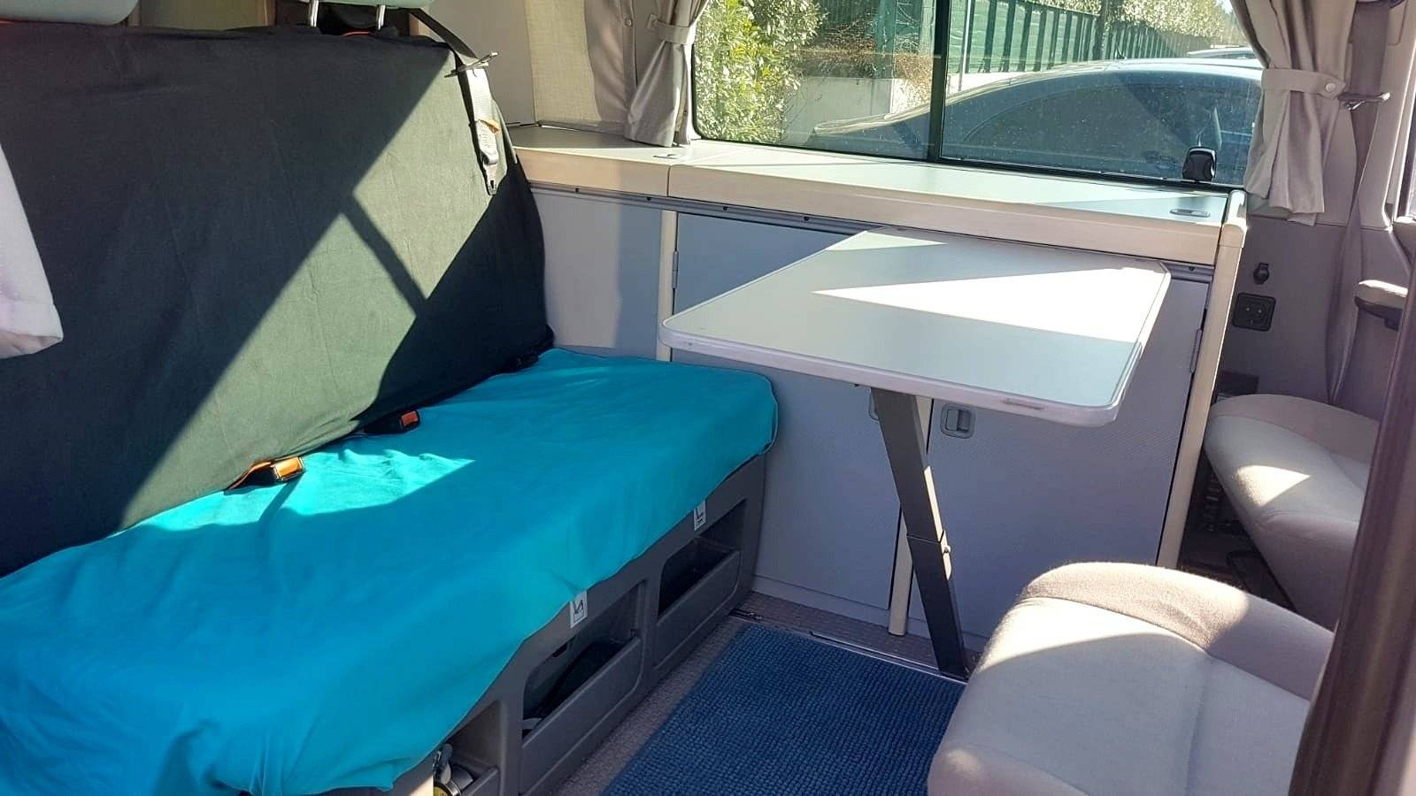 Menjador Volkswagen California - Yescapa
