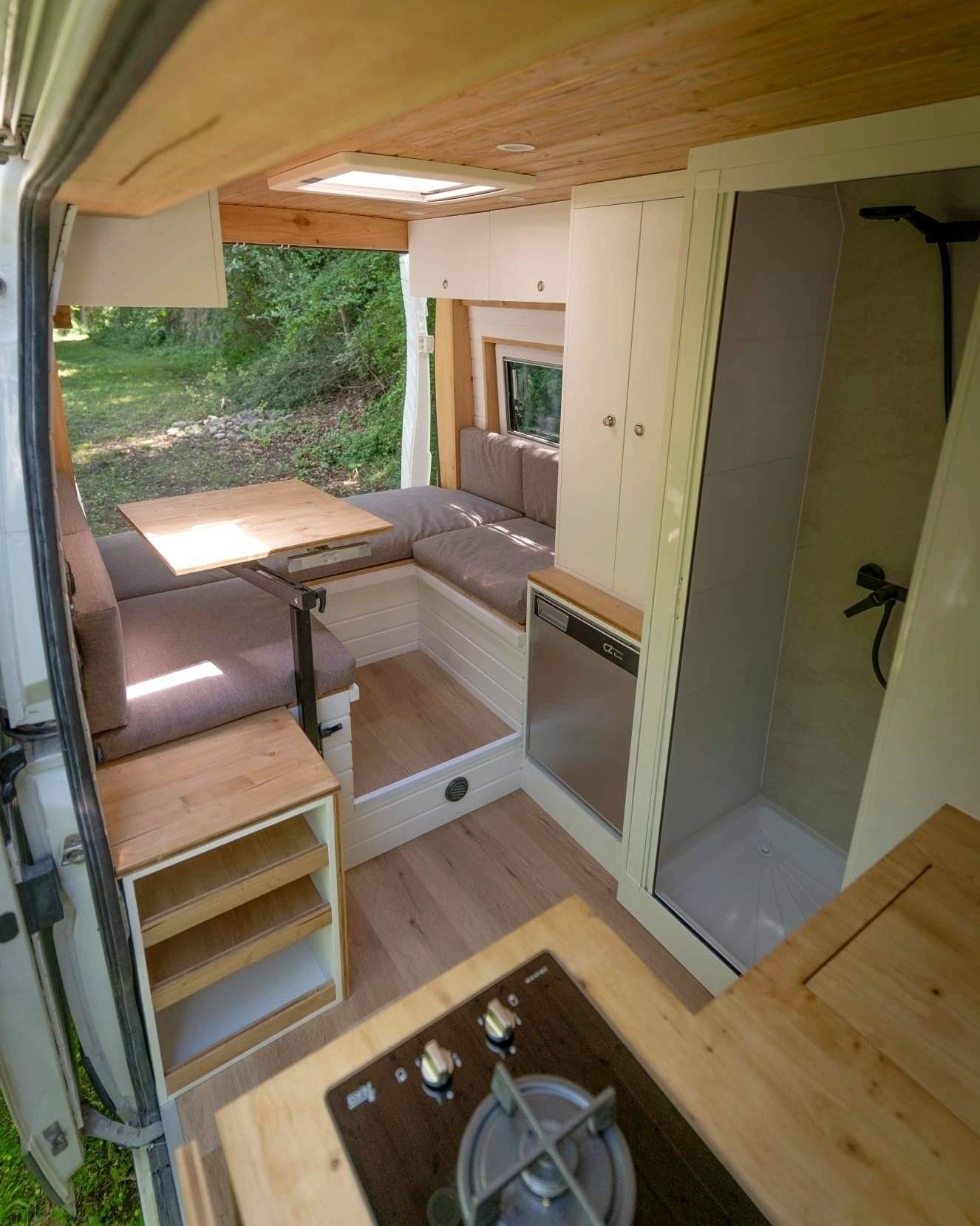 Front view from 3/4 Peugeot Boxer 2,2 l 130 ch - Yescapa