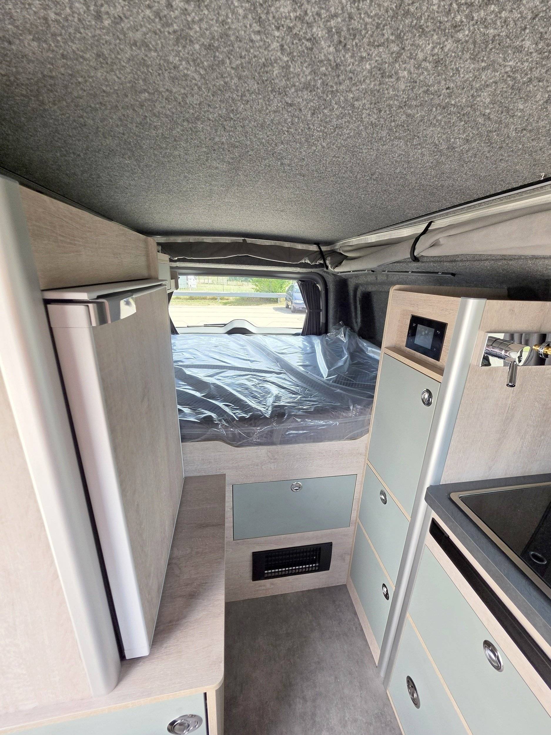 Vista del vehicle angle davanter Ford Transit 2,0 l 170 ch - Yescapa