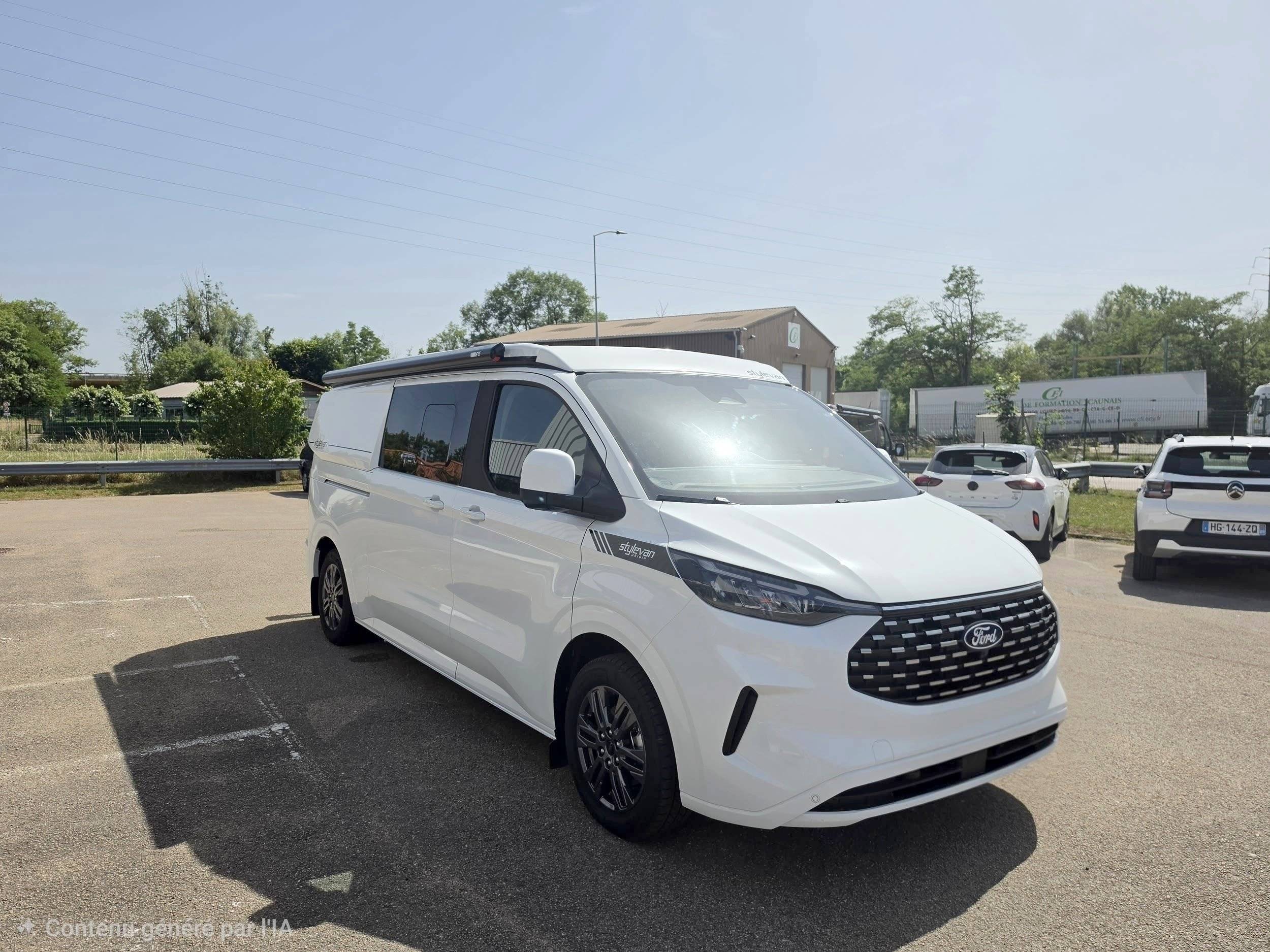 schräge Vorderansicht Ford Transit 2,0 l 170 ch - Yescapa