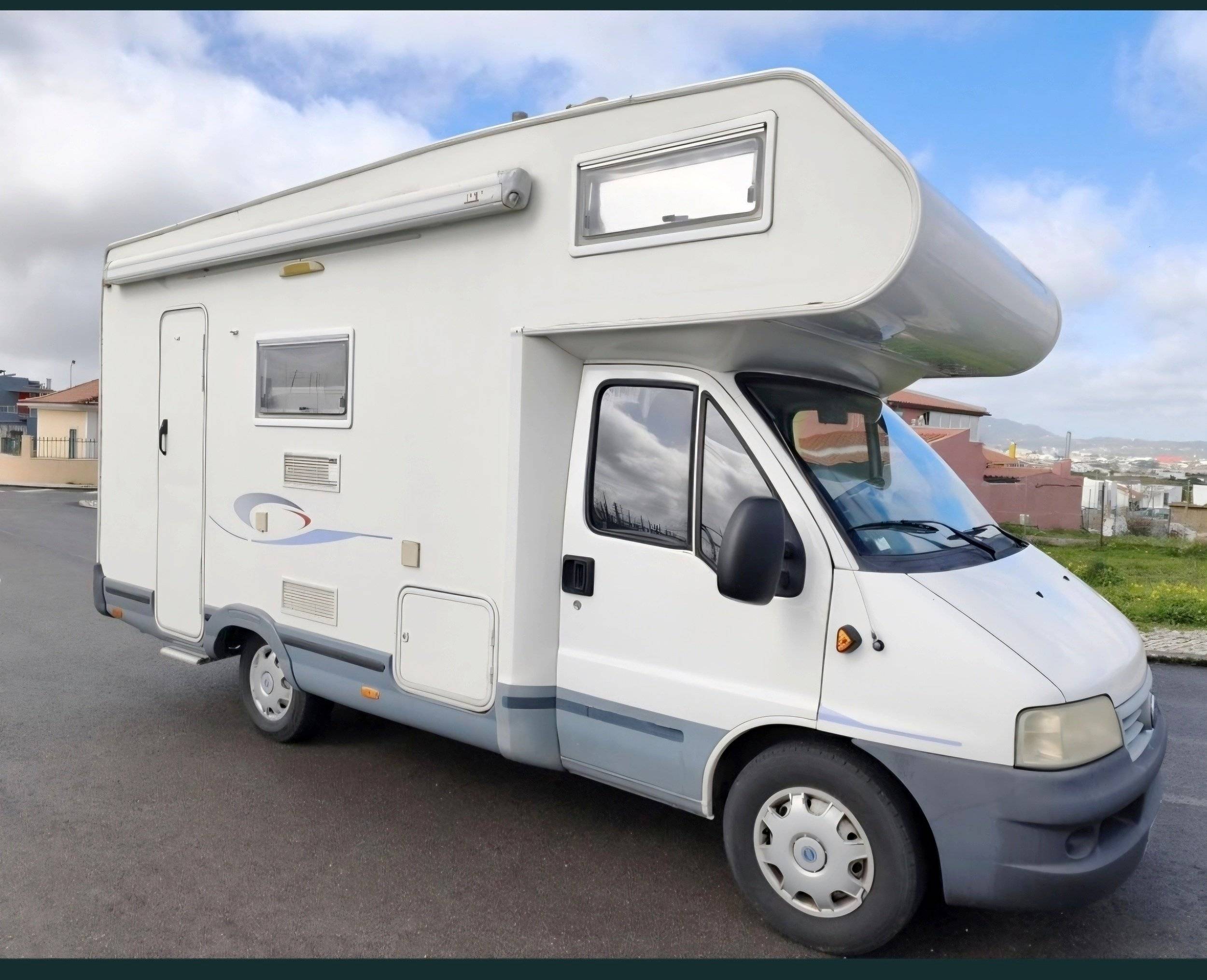 schräge Vorderansicht Fiat - Yescapa