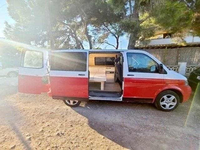 Dining Area Volkswagen Transporter T5 - Yescapa