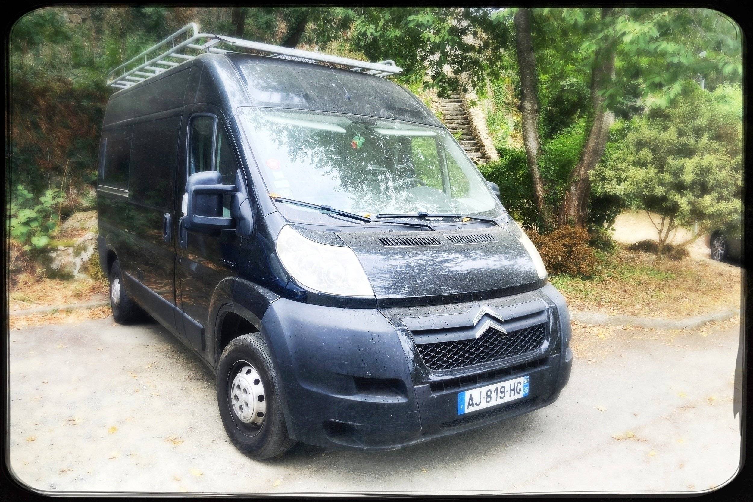 Front view from 3/4 Citroën Jumper 2,2 l 120 ch - Yescapa