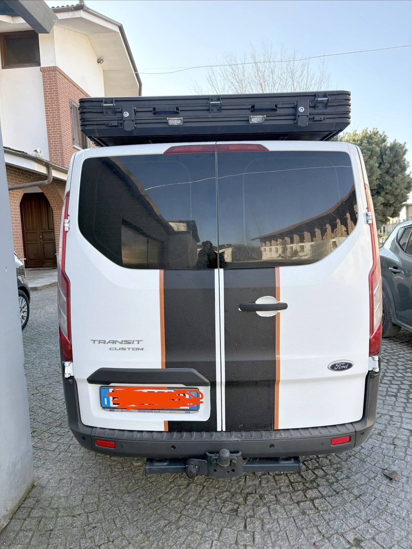 Ansicht von hinten Ford Transit 2,2 l 155 ch - Yescapa