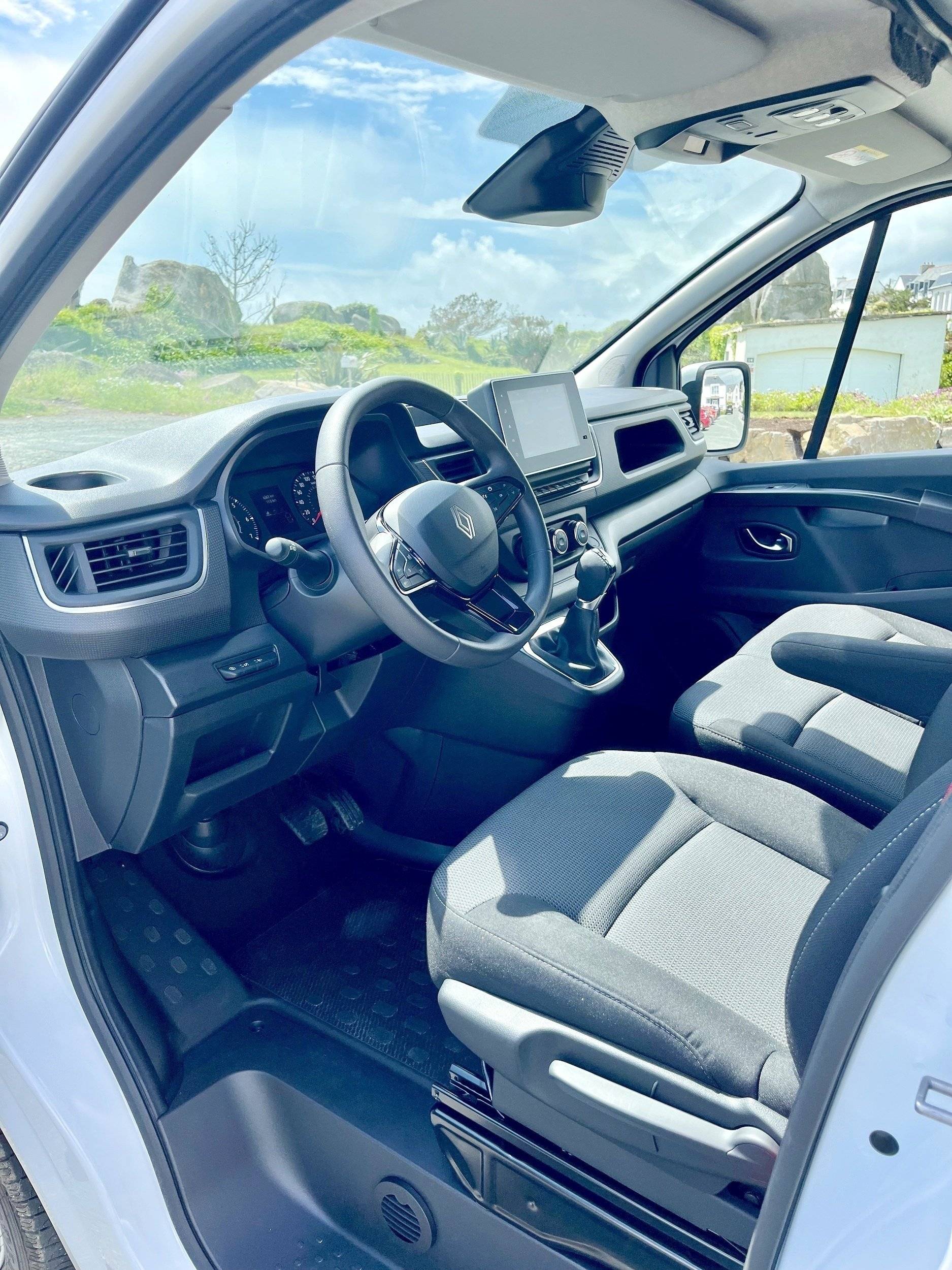 van on the road RENAULT TRUCK TRAFIC III 2.0l 150