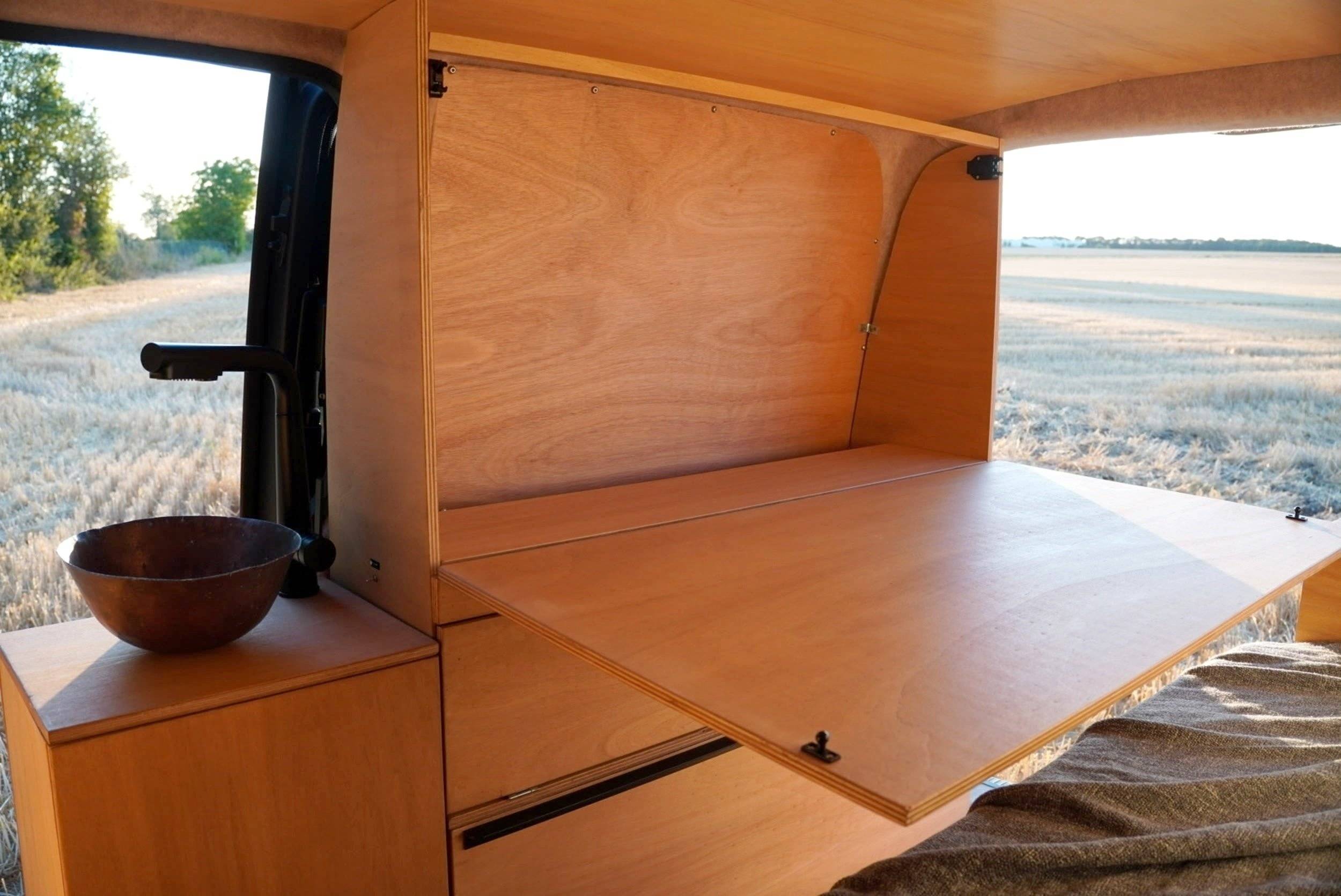Dining Area Volkswagen Transporter - Yescapa