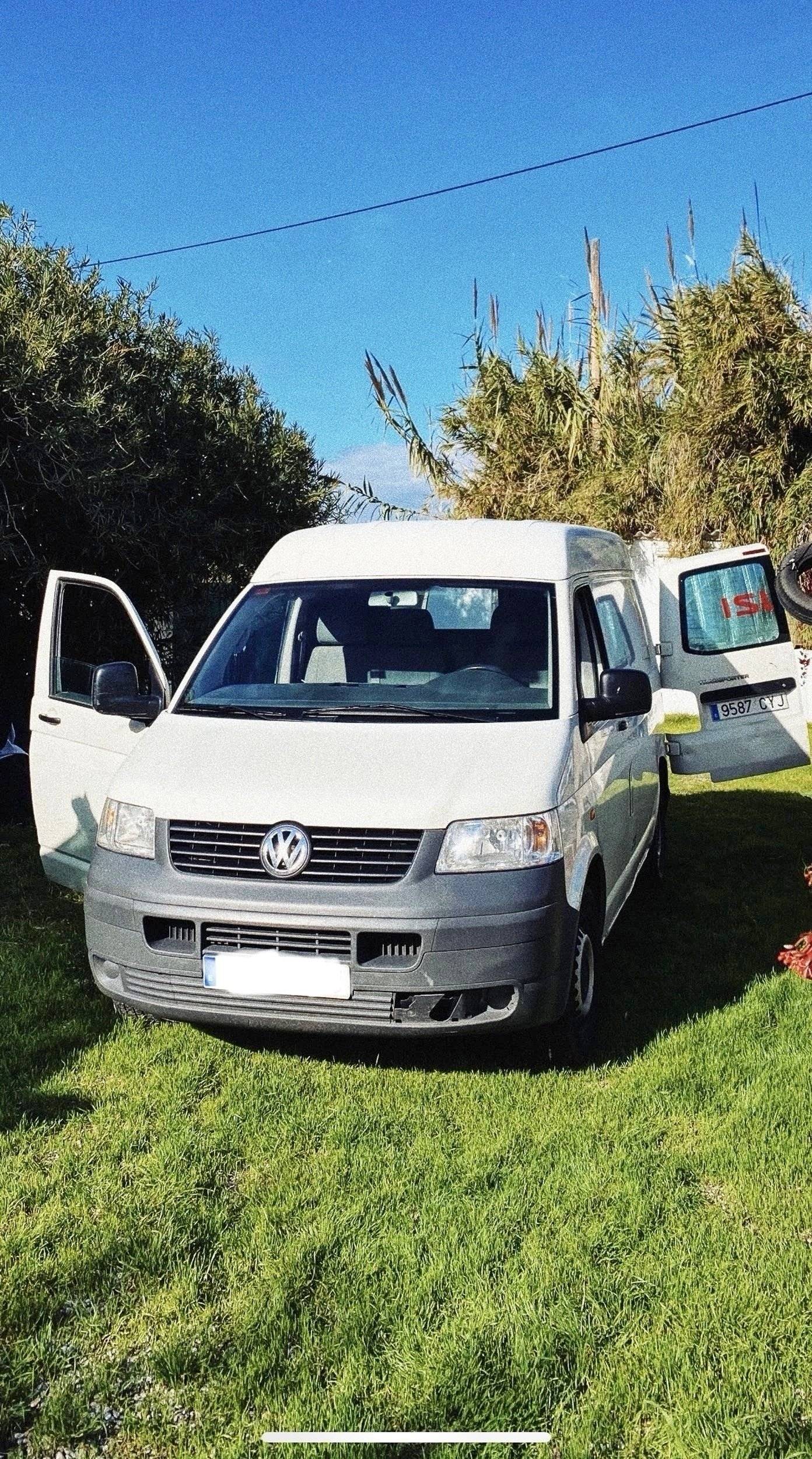 Vista del vehicle angle davanter Volkswagen 2,5l TDI 130 ch - Yescapa