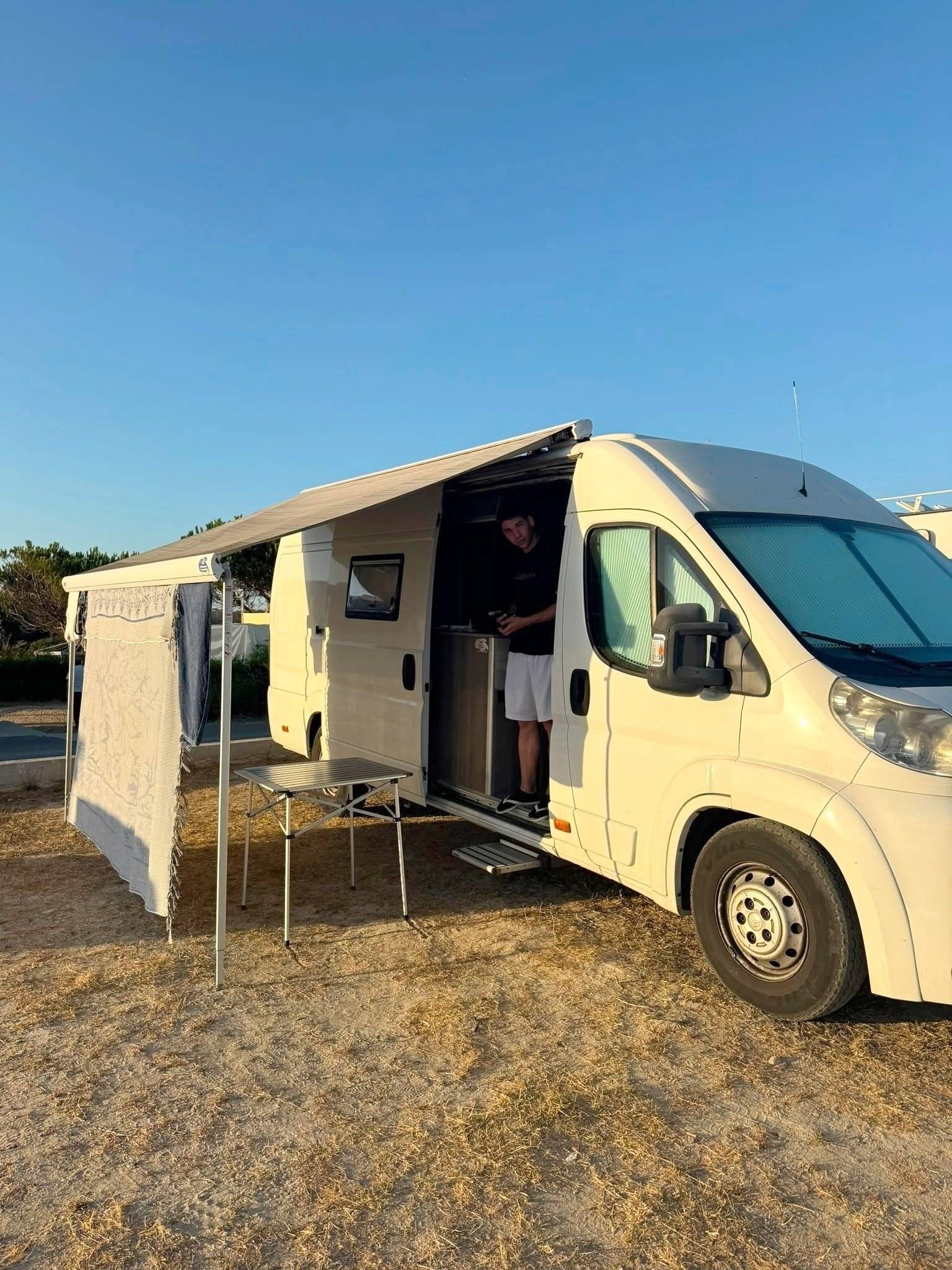 Front view from 3/4 Citroën Jumper - Yescapa