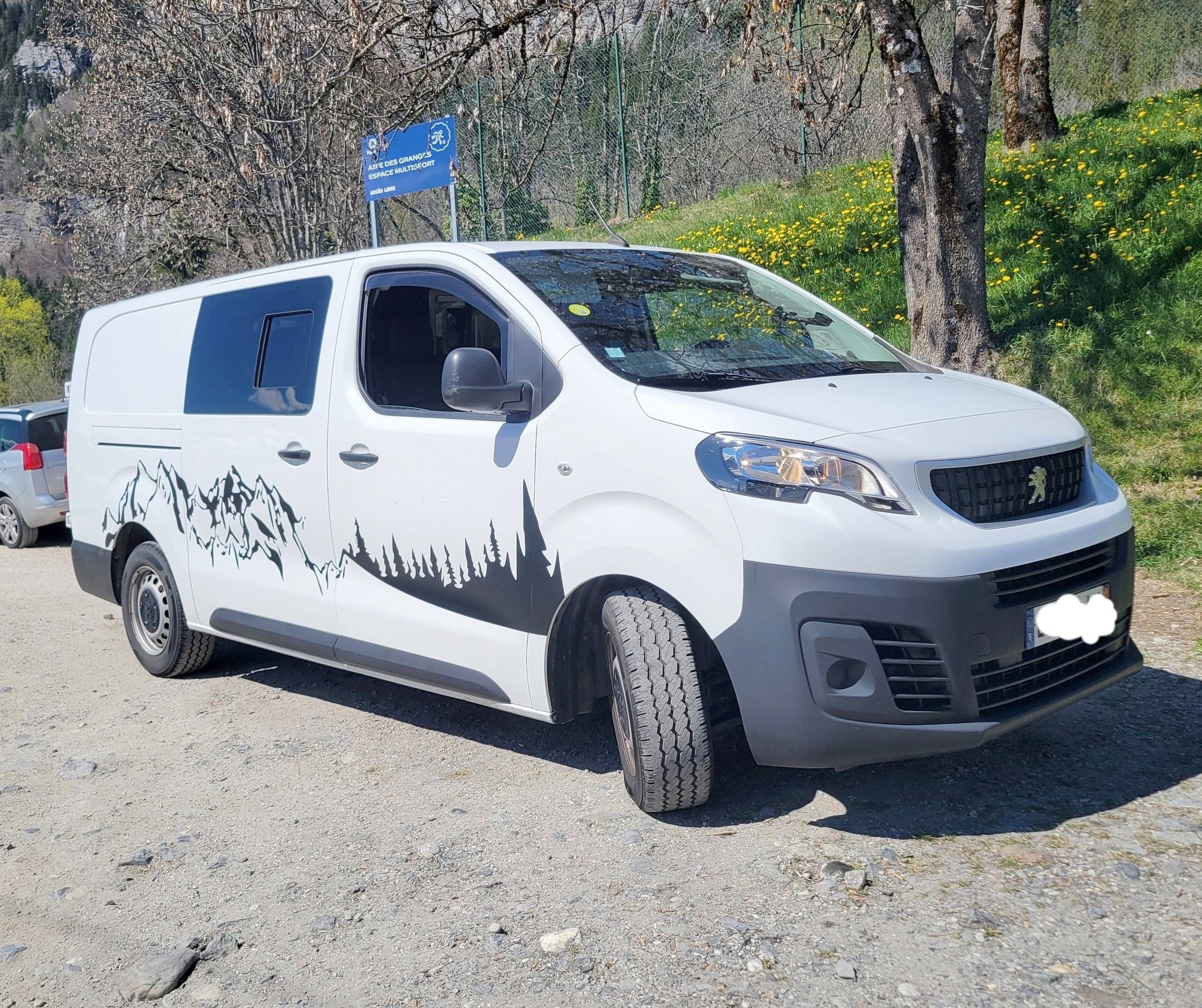 Front view from 3/4  - Yescapa