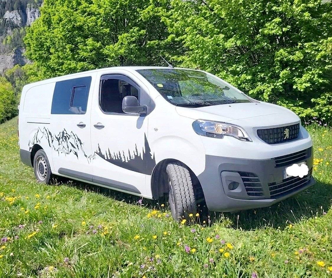 Vista frontale a ¾ Peugeot Expert 2,0l 120ch - Yescapa