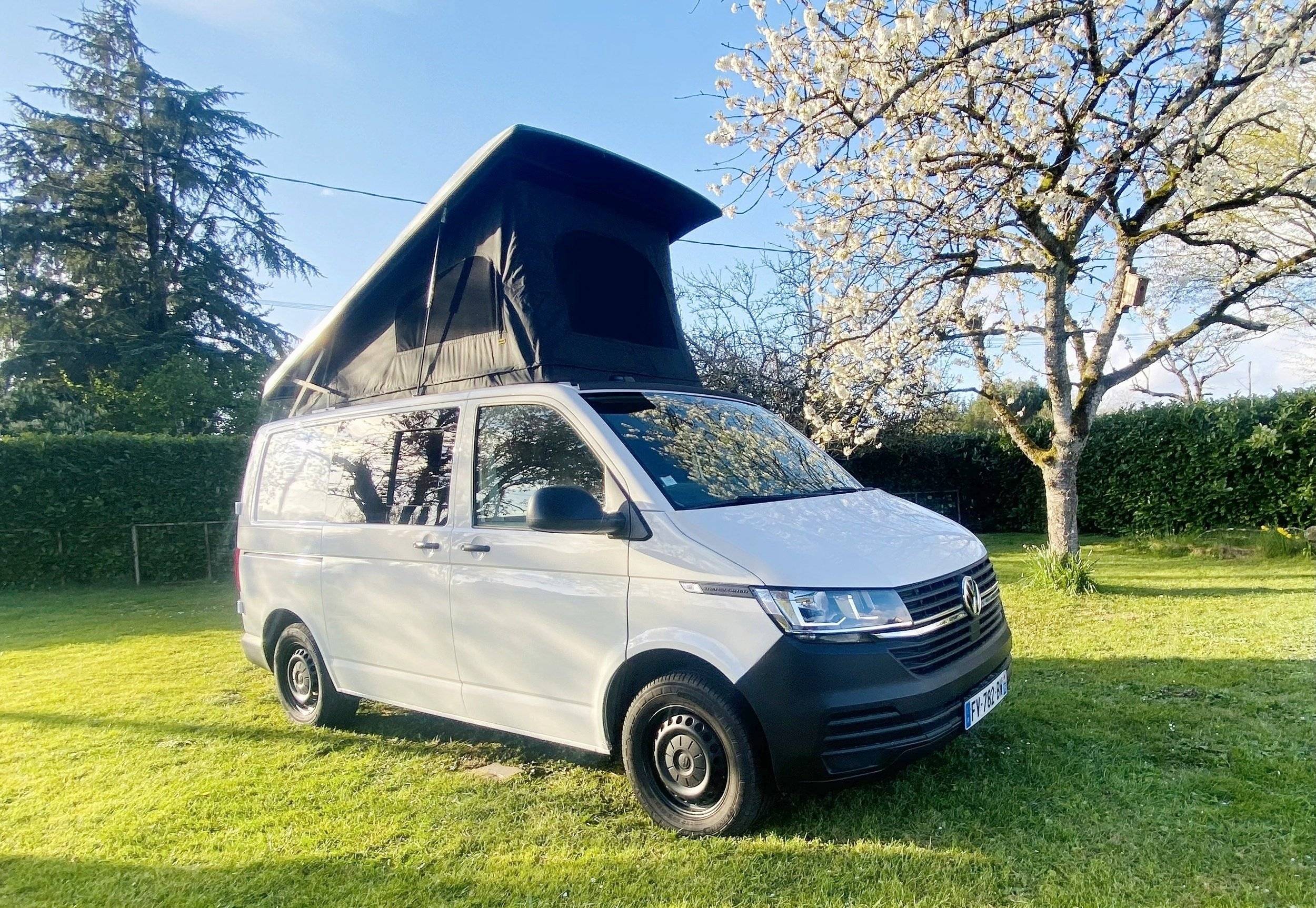 Vista del vehicle angle davanter Volkswagen Transporter T6 2,0 102cv - Yescapa