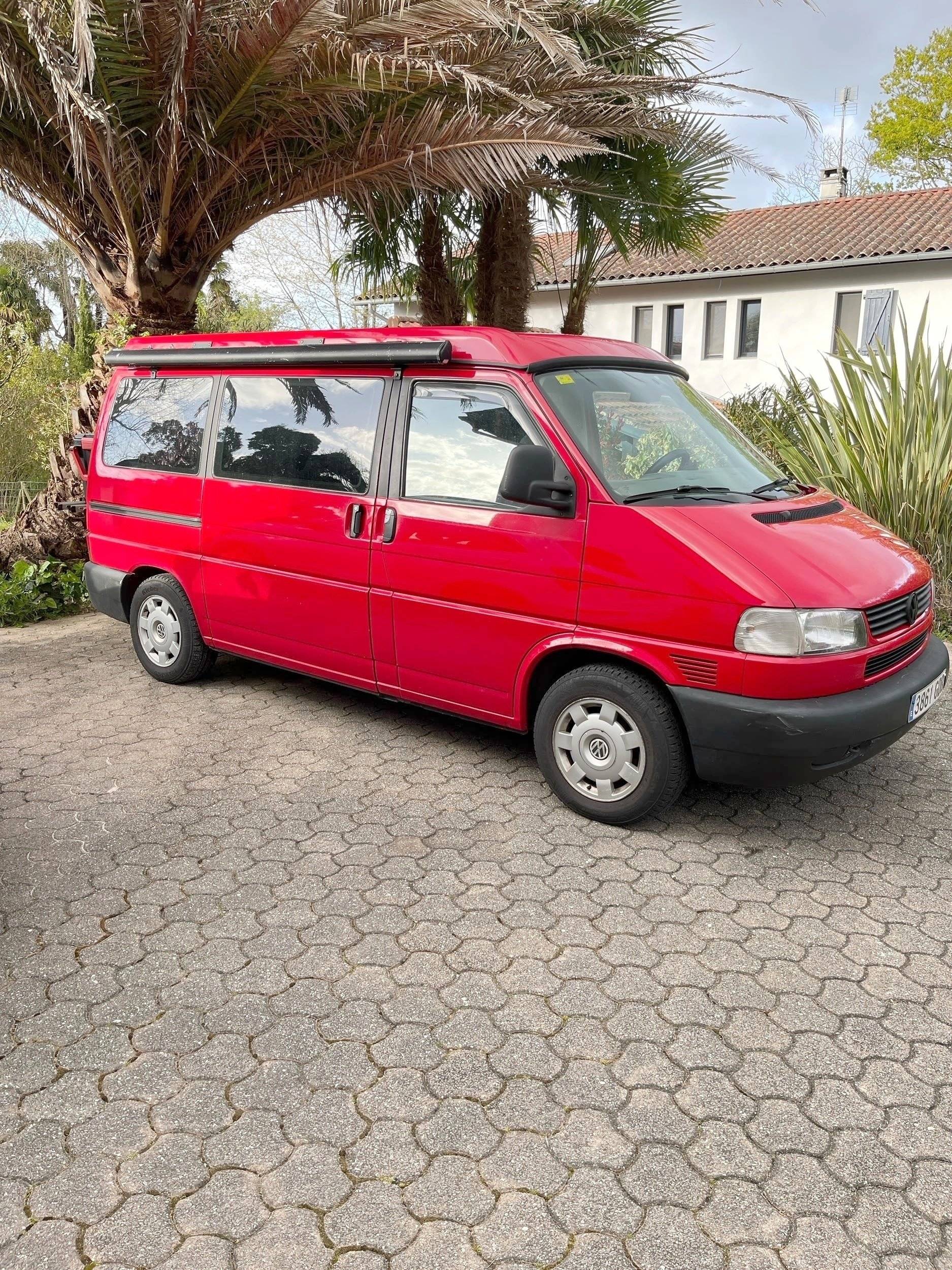 Vista de 3/4 Volkswagen 2,5l TDI 130 ch - Yescapa