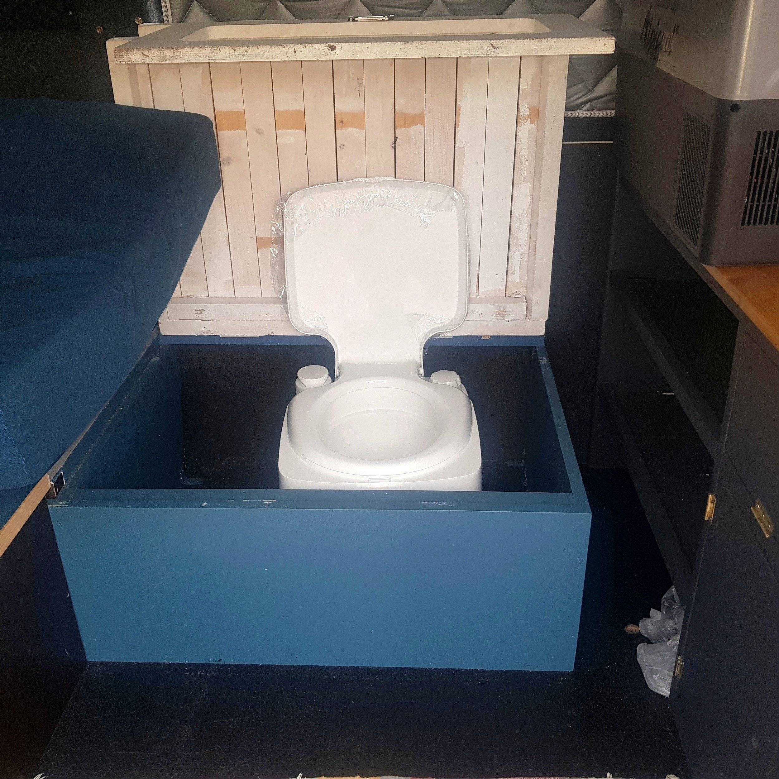 Salle de bain / Toilettes Volkswagen Transporter T4 2.4D - Yescapa