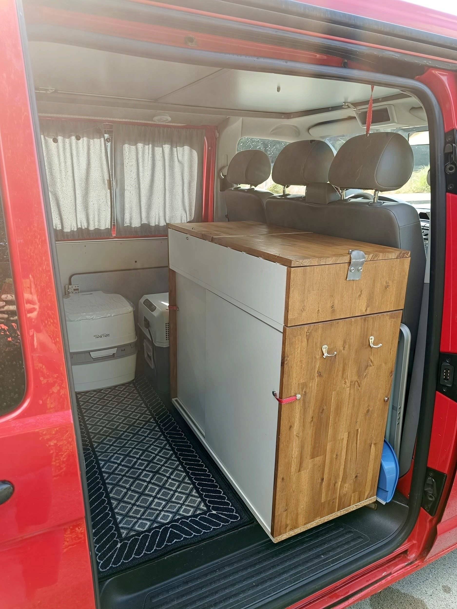 Dining Area Volkswagen T5 1,9 l 102 ch - Yescapa