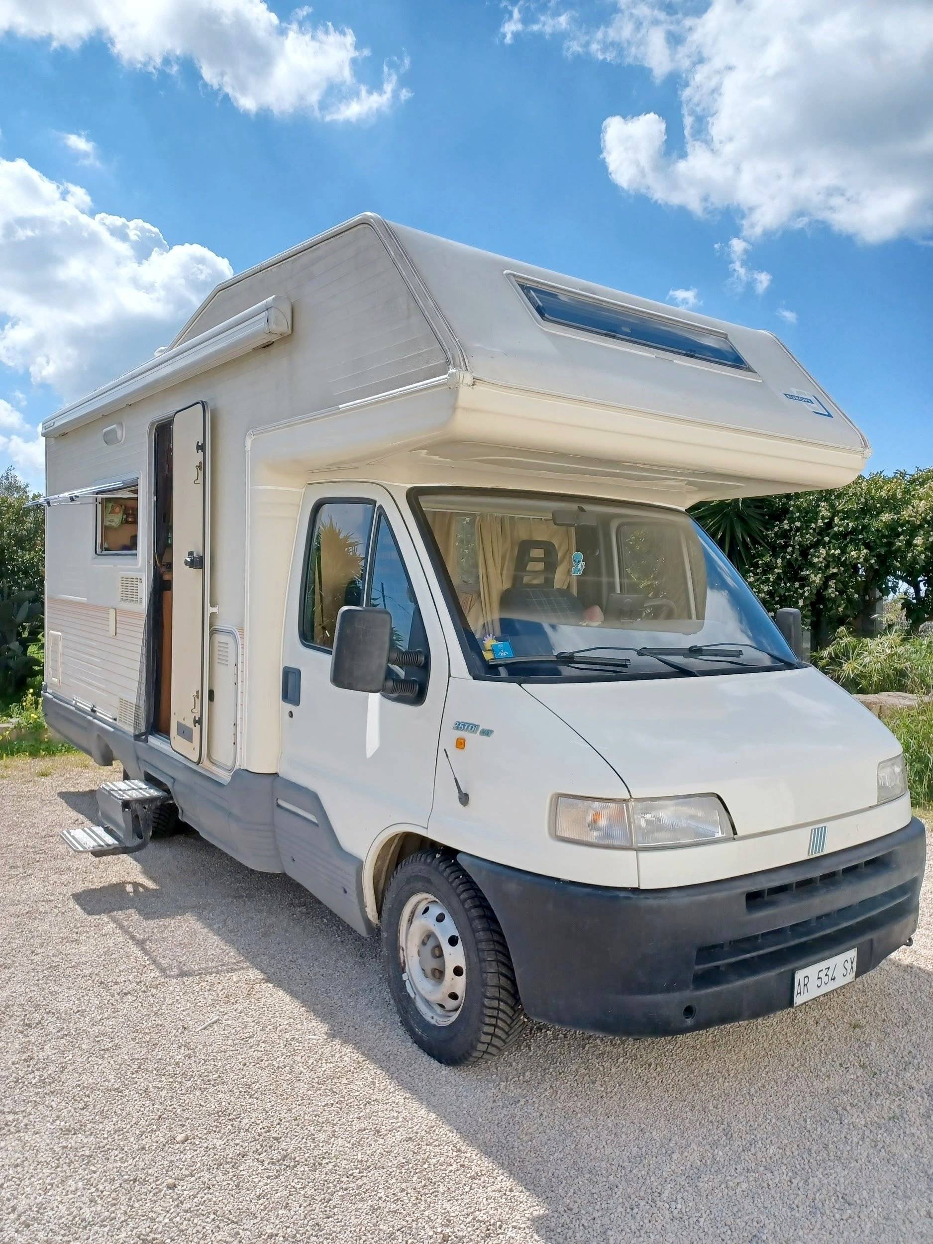 Vue avant de 3/4 Fiat Fiat ducato auto spa 230 - Yescapa