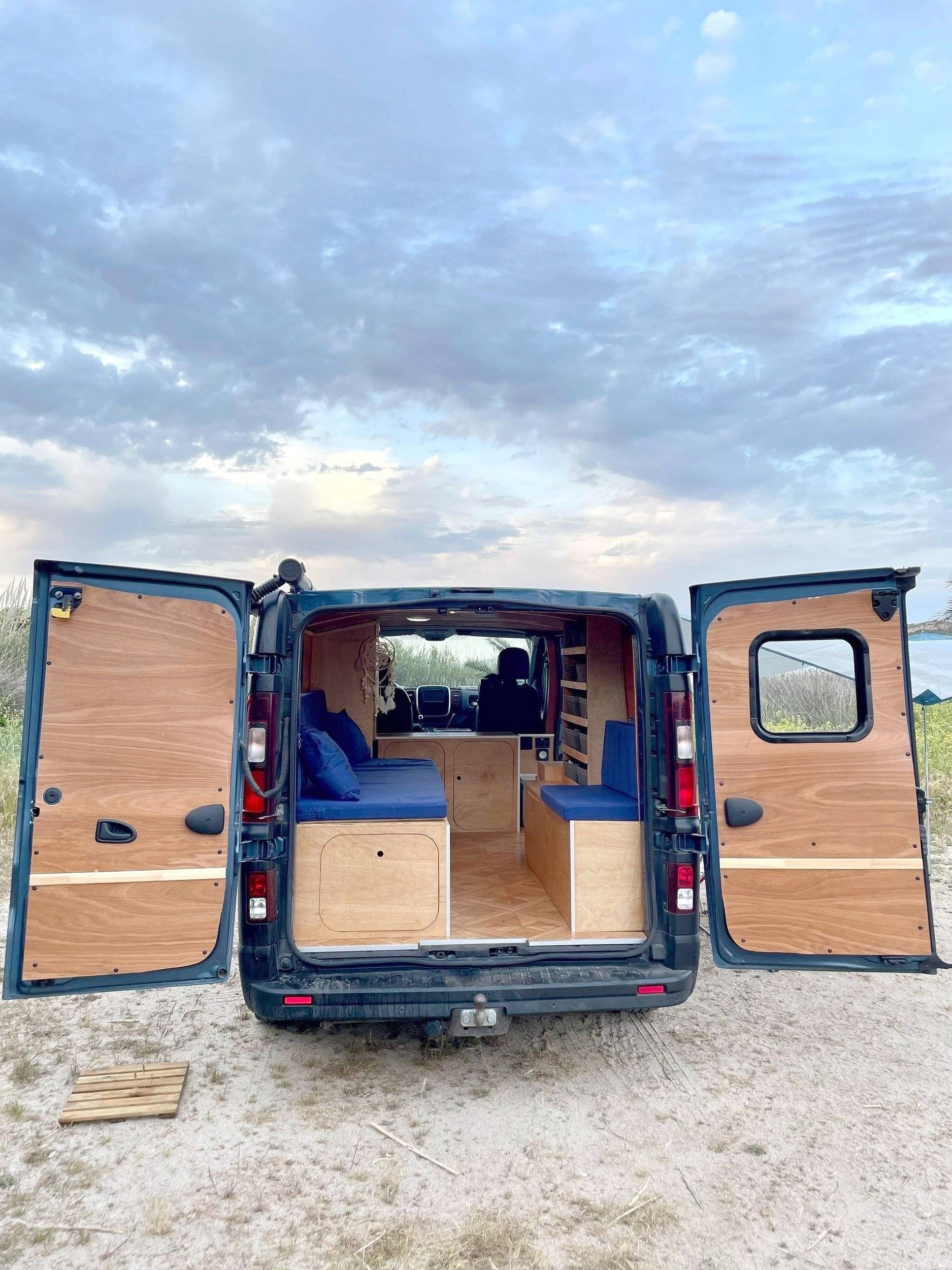 Vue arrière Renault trafic 3 H1L2 - Yescapa