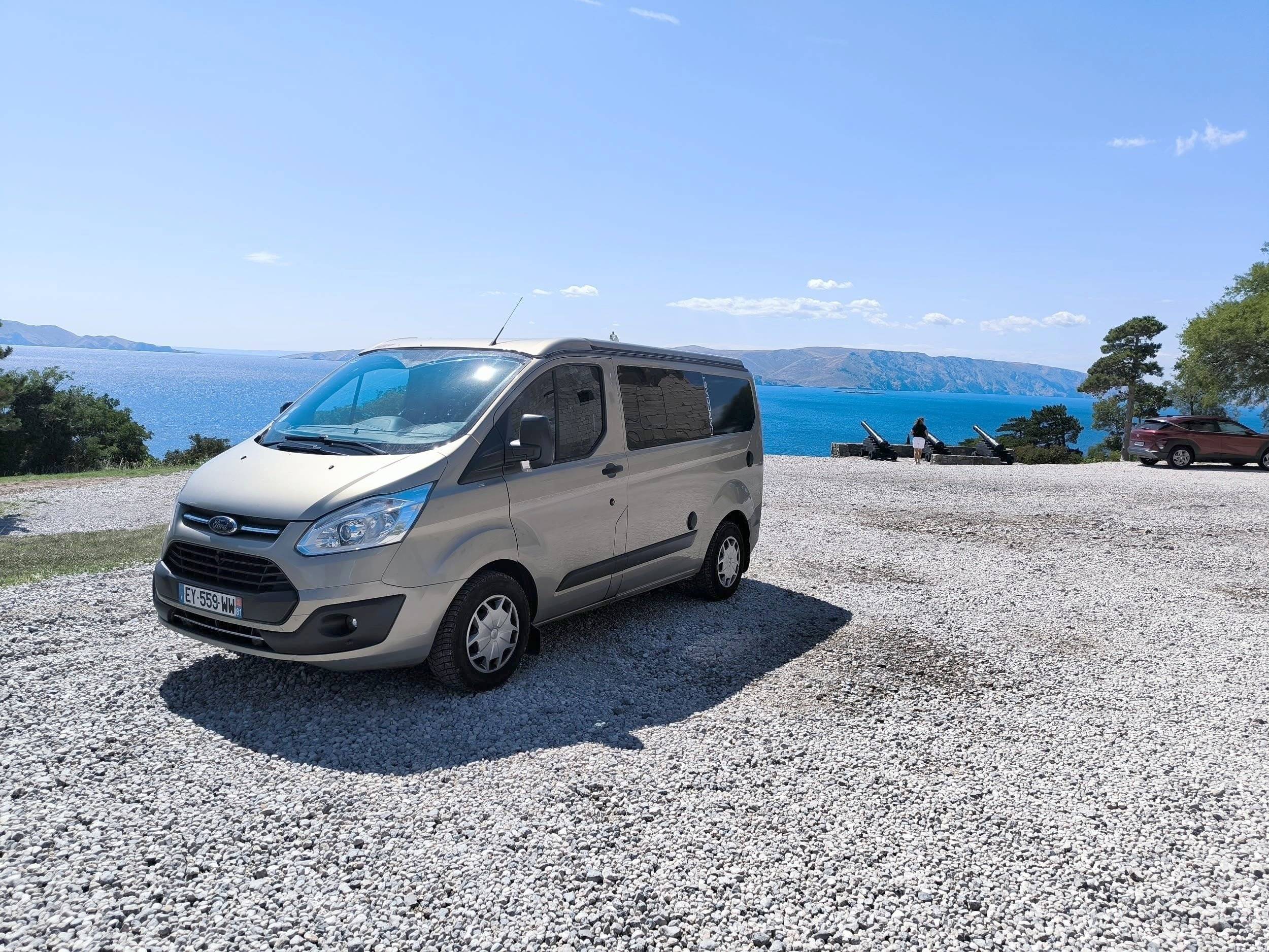 Front view from 3/4 Ford Transit Custom 2,0 l 130 ch - Yescapa