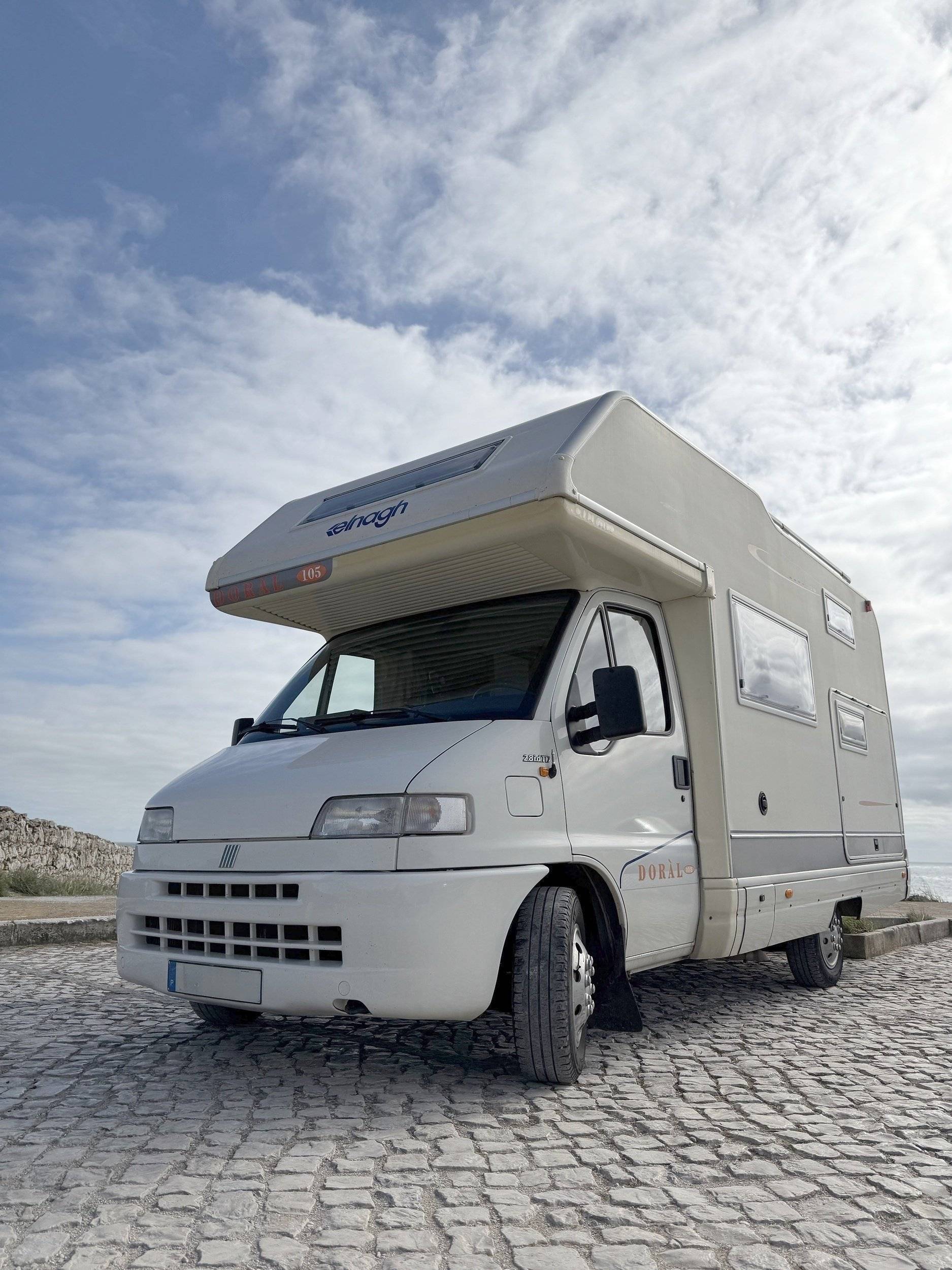 Vue avant de 3/4 Fiat FIAT DUCATO - Yescapa