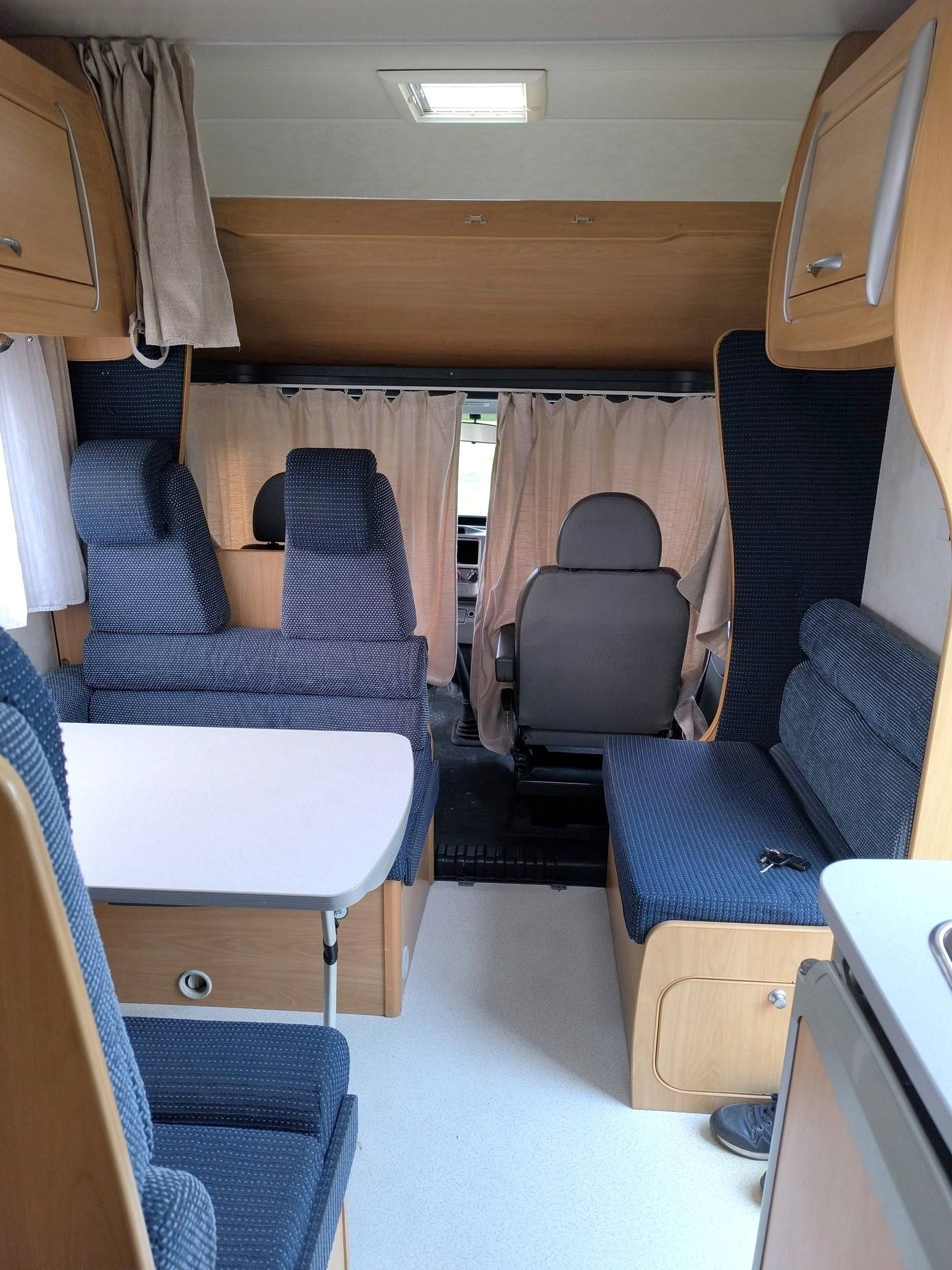 Dining Area Ford Transit 125 ch - Yescapa