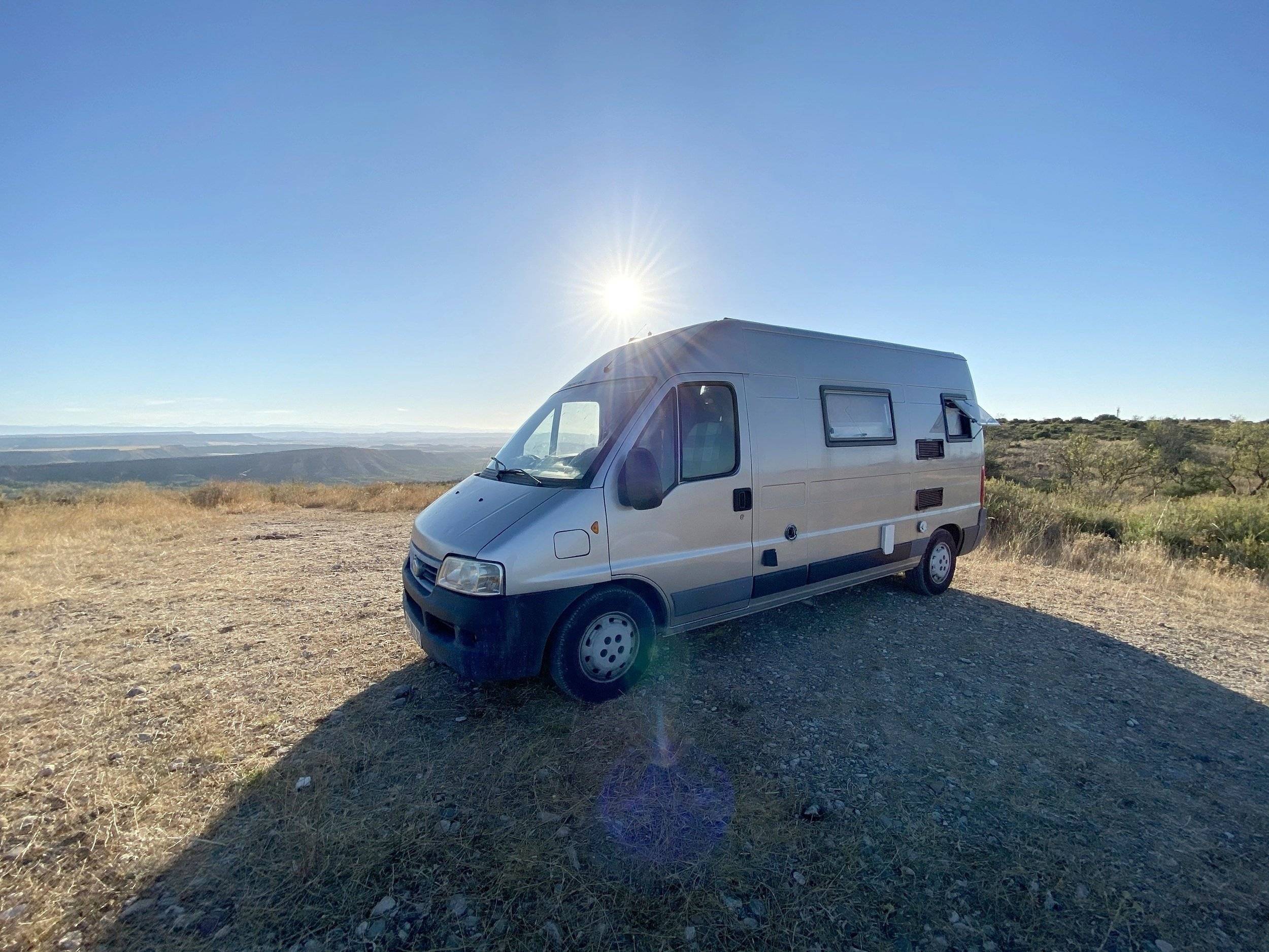 schräge Vorderansicht Fiat Ducato 2,2 l 115 ch - Yescapa