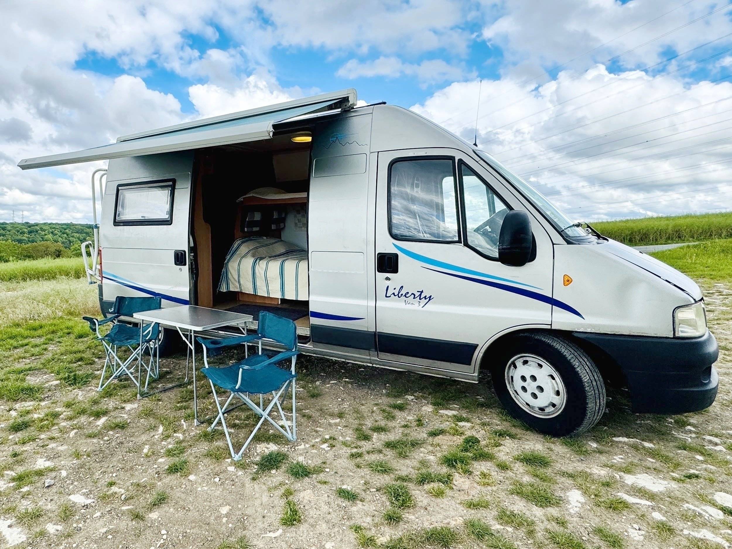 schräge Vorderansicht Fiat Ducato 2,2 l 115 ch - Yescapa