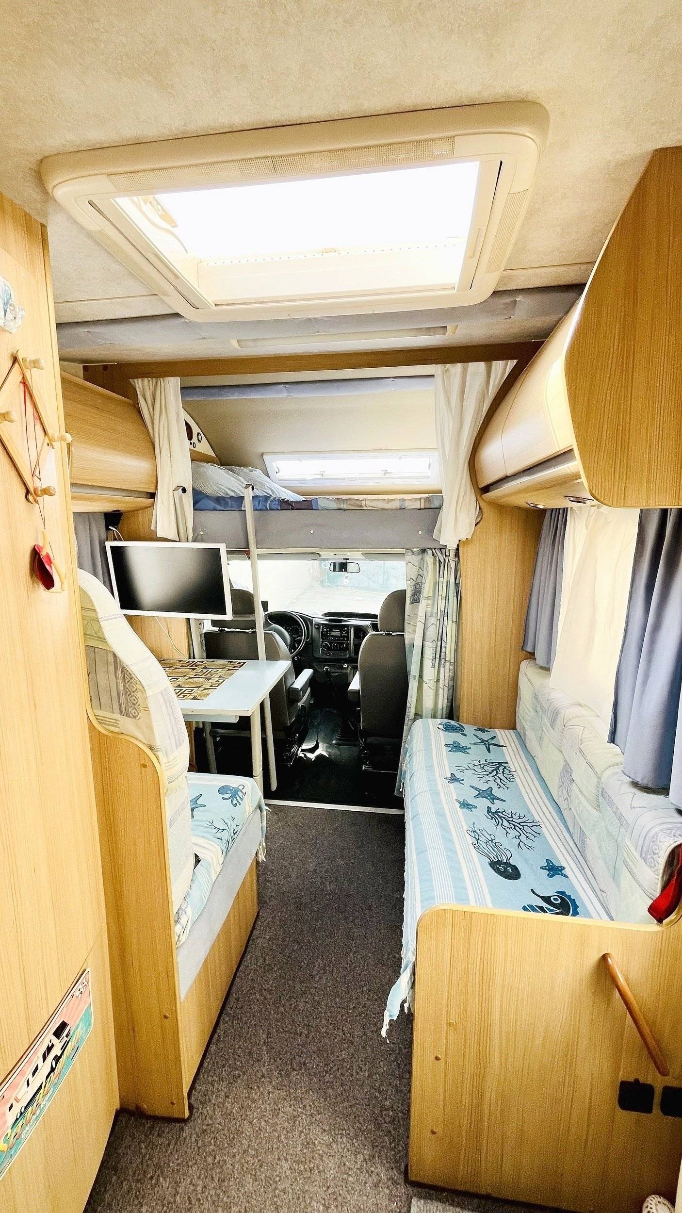 Dining Area Ford Transit 2,4 l TDCi 140 ch. - Yescapa