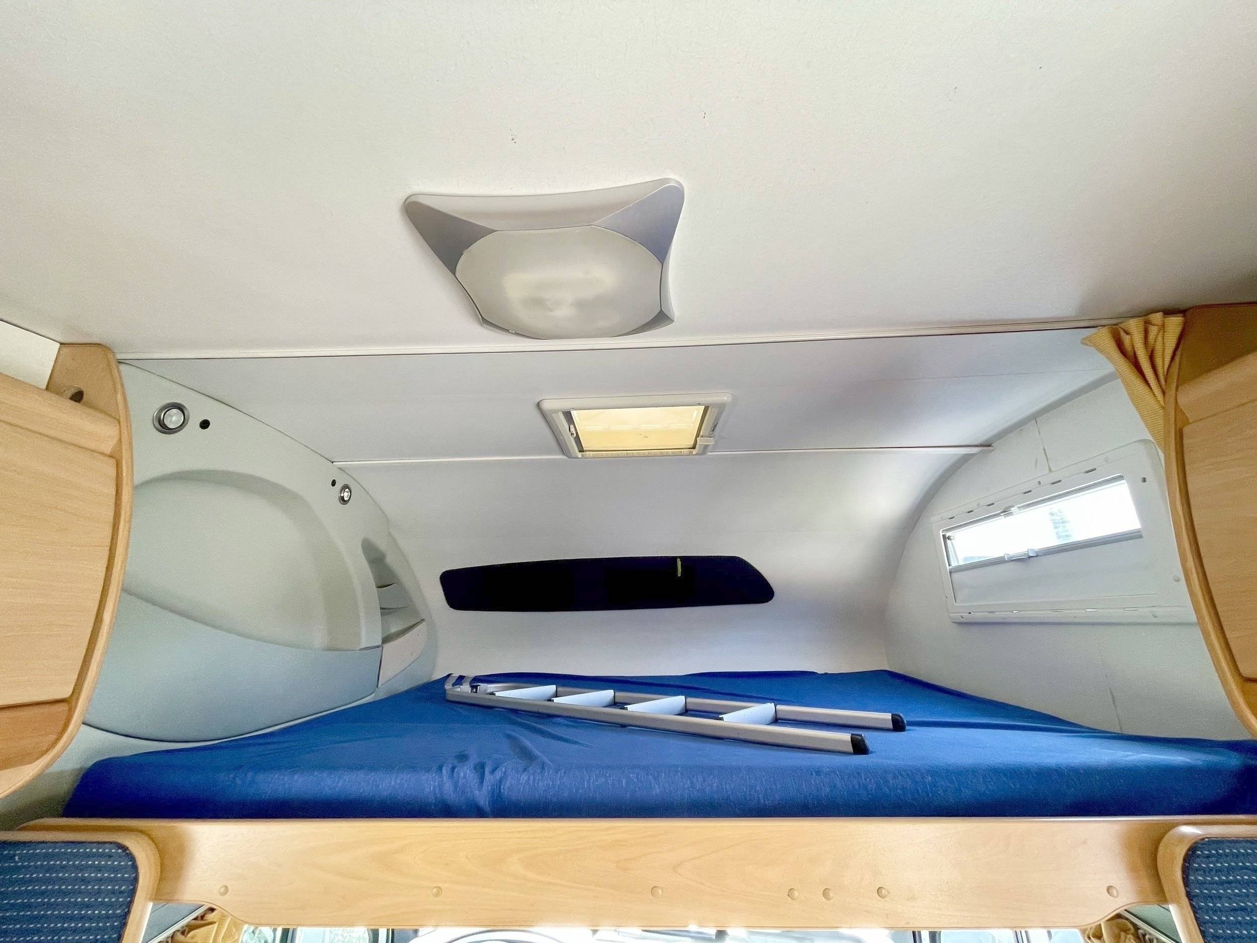 Couchages Ford Transit 2,4 l 140 ch - Yescapa