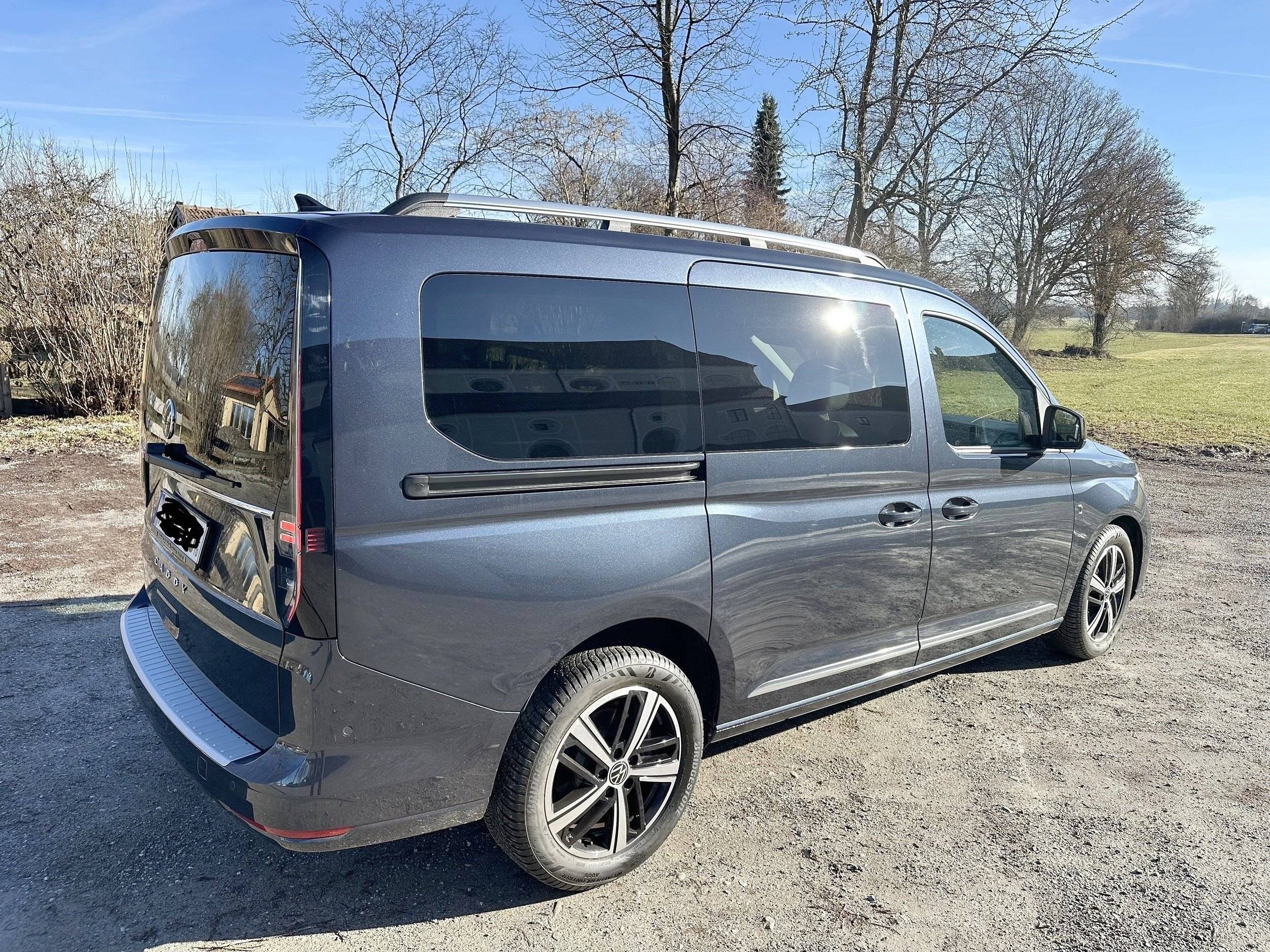 schräge Vorderansicht Volkswagen Caddy Maxi 2 l 102 ch - Yescapa