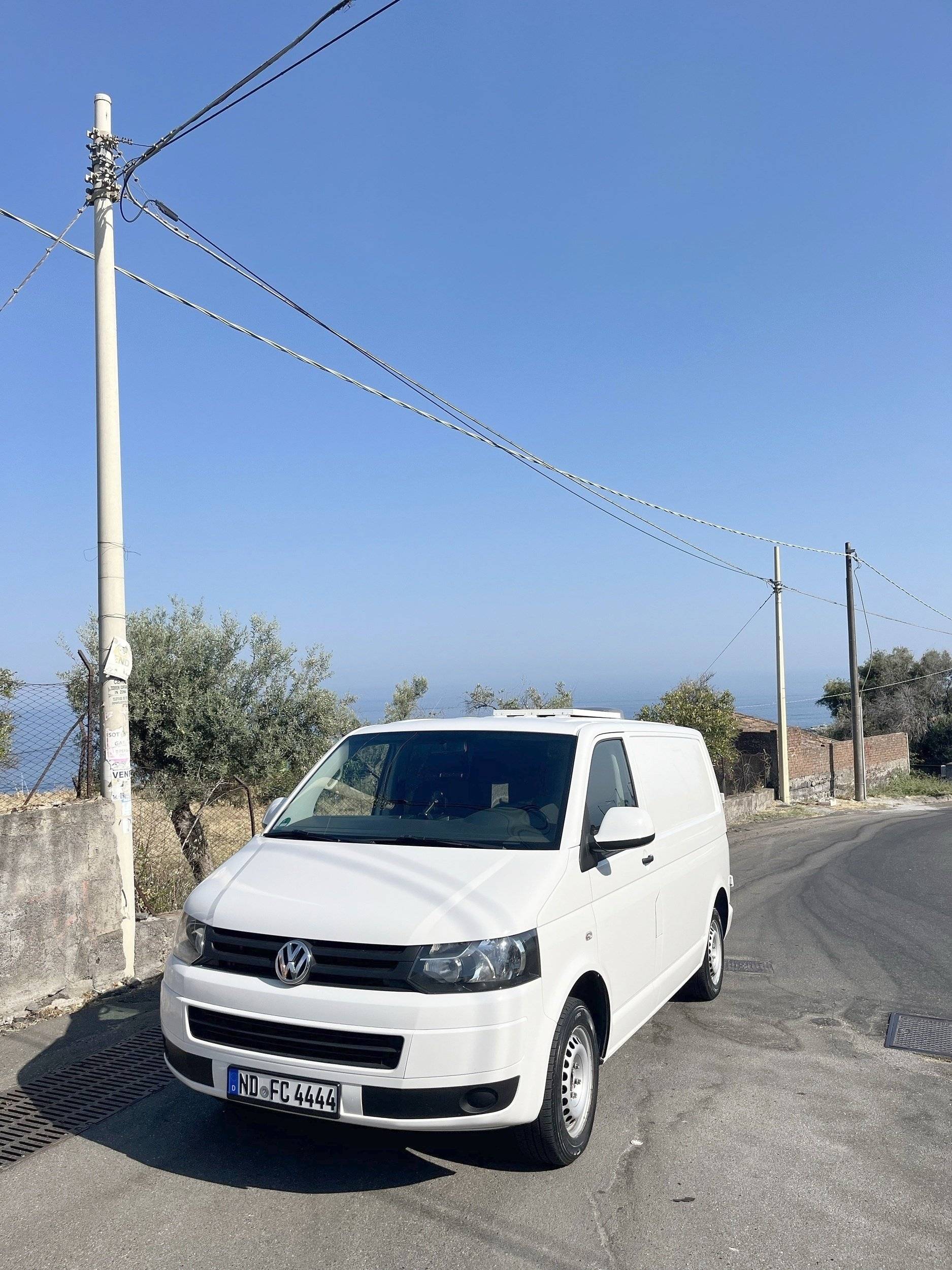 Front view from 3/4 Volkswagen Transporter 2,0 l 102 ch - Yescapa