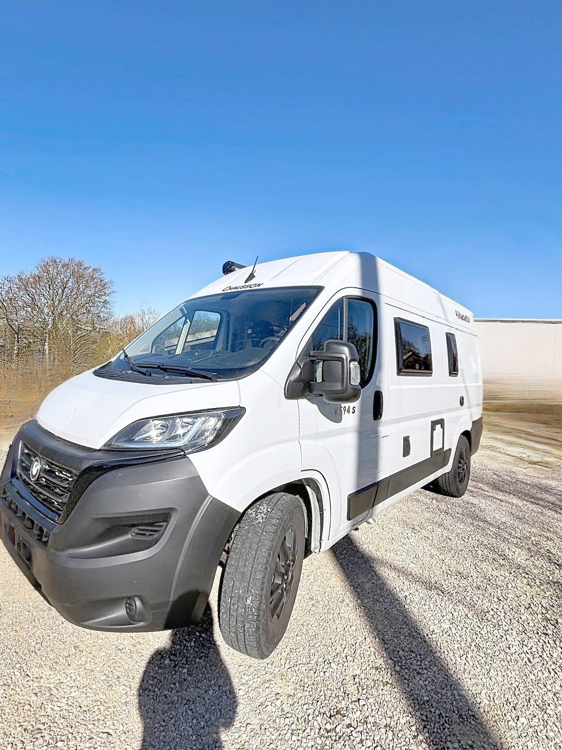 Vue avant de 3/4 Fiat Ducato 2,2 140cv - Yescapa